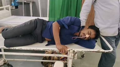 🚨 सल्फास निगलने से 20 वर्षीय युवक की मौत! ICU में जिंदगी की जंग हार गया चिचंडा का पंकज, वजह अब भी रहस्य
बैतूल जिले के मुलताई थाना क्षेत्र के चिचंडा गांव से एक दुखद घटना सामने आई है।
20 वर्षीय पंकज धुर्वे ने शुक्रवार रात कथित रूप से सल्फास का सेवन कर लिया, जिसके बाद उसकी तबीयत अचानक बिगड़ गई। परिजन उसे तुरंत मुलताई सामुदायिक स्वास्थ्य केंद्र लेकर पहुंचे, जहां प्राथमिक उपचार के बाद गंभीर हालत को देखते हुए बैतूल जिला चिकित्सालय रेफर किया गया।
जिला अस्पताल के ICU में इलाज के दौरान शनिवार तड़के पंकज ने दम तोड़ दिया। पोस्टमार्टम के बाद शव परिजनों को सौंप दिया गया है।
फिलहाल यह स्पष्ट नहीं हो सका है कि युवक ने यह कदम किन कारणों से उठाया। पुलिस मामले की जांच कर रही है और सभी पहलुओं की पड़ताल की जा रही है।
⚠️ यदि आप या आपका कोई परिचित मानसिक तनाव, निराशा या भावनात्मक संकट से जूझ रहा है, तो मदद लेना महत्वपूर्ण है। समय पर बातचीत और सहयोग जीवन बचा सकता है।📌
#Betul #Multai #Chichanda #BreakingNews #BetulNews #MadhyaPradesh #PankajDhurve #PoliceInvestigation #ICU #LatestNews #बैतूल #मुलताई #चिचंडा #ब्रेकिंगन्यूज #मध्यप्रदेश #पुलिसजांच #दुखद_खबर #ताज़ाखबर #BetulUpdates #MPNews