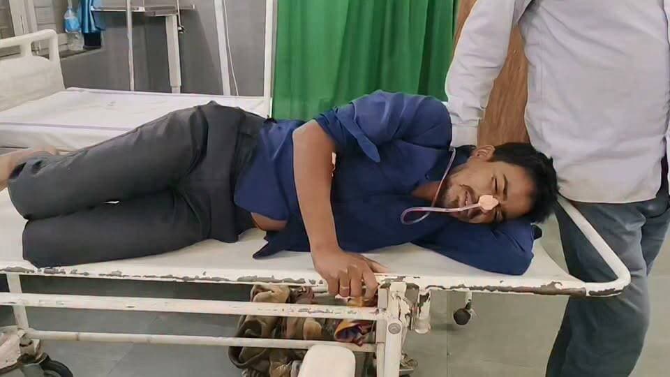🚨 सल्फास निगलने से 20 वर्षीय युवक की मौत! ICU में जिंदगी की जंग हार गया चिचंडा का पंकज, वजह अब भी रहस्य
बैतूल जिले के मुलताई थाना क्षेत्र के चिचंडा गांव से एक दुखद घटना सामने आई है।
20 वर्षीय पंकज धुर्वे ने शुक्रवार रात कथित रूप से सल्फास का सेवन कर लिया, जिसके बाद उसकी तबीयत अचानक बिगड़ गई। परिजन उसे तुरंत मुलताई सामुदायिक स्वास्थ्य केंद्र लेकर पहुंचे, जहां प्राथमिक उपचार के बाद गंभीर हालत को देखते हुए बैतूल जिला चिकित्सालय रेफर किया गया।
जिला अस्पताल के ICU में इलाज के दौरान शनिवार तड़के पंकज ने दम तोड़ दिया। पोस्टमार्टम के बाद शव परिजनों को सौंप दिया गया है।
फिलहाल यह स्पष्ट नहीं हो सका है कि युवक ने यह कदम किन कारणों से उठाया। पुलिस मामले की जांच कर रही है और सभी पहलुओं की पड़ताल की जा रही है।
⚠️ यदि आप या आपका कोई परिचित मानसिक तनाव, निराशा या भावनात्मक संकट से जूझ रहा है, तो मदद लेना महत्वपूर्ण है। समय पर बातचीत और सहयोग जीवन बचा सकता है।📌
#Betul #Multai #Chichanda #BreakingNews #BetulNews #MadhyaPradesh #PankajDhurve #PoliceInvestigation #ICU #LatestNews #बैतूल #मुलताई #चिचंडा #ब्रेकिंगन्यूज #मध्यप्रदेश #पुलिसजांच #दुखद_खबर #ताज़ाखबर #BetulUpdates #MPNews