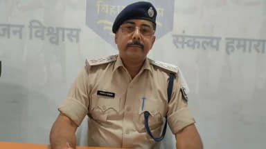 औरंगाबाद पुलिस ने गृहभेदन कांड सुलझाया, चोरी के गहने बरामद, 03 गिरफ्तार। घटना की जानकारी देते ट्रैफिक डीएसपी सह दाउदनगर प्रभारी एसडीपीओ मनोज कुमार।
CCTV फुटेज और तकनीकी जांच से लगा सुराग | अरवल के मेहंदिया से पकड़े गए आरोपी।
*औरंगाबाद, 04 जुलाई 2026*
औरंगाबाद पुलिस ने दाऊदनगर थान्तर्गत हुए गृहभेदन/लूट कांड का उद्भेदन कर बड़ी सफलता हासिल की है। पुलिस ने चोरी किये गये आभूषणों को बरामद करते हुए 03 अभियुक्तों को गिरफ्तार किया है।
*क्या था मामला*
दिनांक-01.07.2026 को वादी के लिखित आवेदन पर दाऊदनगर थानाध्यक्ष को सूचना मिली थी कि 28.06.2026 की रात्रि में अज्ञात अपराधकर्मियों द्वारा वादी का गला दबाकर गले में पहने हुए सोने का चैन, दोनों कान की बाली एवं कंगन लूट लिए गए थे।
इस संबंध में दाऊदनगर थाना कांड संख्या-448/26, दिनांक-01.07.2026 दर्ज कर अज्ञात के विरुद्ध प्राथमिकी की गई थी।
*SIT ने 4 दिन में किया उद्भेदन*
कांड की गंभीरता को देखते हुए पुलिस अधीक्षक औरंगाबाद के निर्देश पर अनुमंडल पुलिस पदाधिकारी दाऊदनगर के नेतृत्व में एक SIT का गठन किया गया।
गठित SIT ने CCTV फुटेज का अवलोकन, तकनीकी विश्लेषण एवं आसूचना संकलन के आधार पर दिनांक-04.07.2026 को अरवल जिला के मेहंदिया थाना क्षेत्र से 03 संदिग्ध व्यक्तियों को पकड़ा*।
पकड़े गए व्यक्तियों की निशानदेही पर चोरी किए गए सोने के आभूषण बरामद कर उन्हें विधिवत गिरफ्तार किया गया। पूछताछ में गिरफ्तार अभियुक्तों ने अपना अपराध स्वीकार कर लिया। सभी को न्यायिक हिरासत में भेज दिया गया है।
*गिरफ्तार अभियुक्त*
1. *नीरज कुमार*, उम्र-20 वर्ष, पे0-सुरेन्द्र पासवान, सा0-शमशेरनगर, थाना-दाऊदनगर, जिला-औरंगाबाद
2. *गुलाब कुमार*, उम्र-26 वर्ष, पे0-गिरजानंदन प्रसाद सिंह, सा0-मेहंदिया, थाना-मेहंदिया, जिला-अरवल
3. *एक महिला*
*बरामदगी*
- *दो कान की बाली* - सोने की गलाई हुई
#AurangabadPolice #Daudnagar #CrimeNews #BiharPolice #Arrest #Aurangabadexplorer