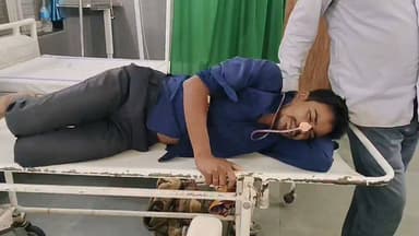 🚨 सल्फास निगलने से 20 वर्षीय युवक की मौत! ICU में जिंदगी की जंग हार गया चिचंडा का पंकज, वजह अब भी रहस्य
बैतूल जिले के मुलताई थाना क्षेत्र के चिचंडा गांव से एक दुखद घटना सामने आई है।
20 वर्षीय पंकज धुर्वे ने शुक्रवार रात कथित रूप से सल्फास का सेवन कर लिया, जिसके बाद उसकी तबीयत अचानक बिगड़ गई। परिजन उसे तुरंत मुलताई सामुदायिक स्वास्थ्य केंद्र लेकर पहुंचे, जहां प्राथमिक उपचार के बाद गंभीर हालत को देखते हुए बैतूल जिला चिकित्सालय रेफर किया गया।
जिला अस्पताल के ICU में इलाज के दौरान शनिवार तड़के पंकज ने दम तोड़ दिया। पोस्टमार्टम के बाद शव परिजनों को सौंप दिया गया है।
फिलहाल यह स्पष्ट नहीं हो सका है कि युवक ने यह कदम किन कारणों से उठाया। पुलिस मामले की जांच कर रही है और सभी पहलुओं की पड़ताल की जा रही है।
⚠️ यदि आप या आपका कोई परिचित मानसिक तनाव, निराशा या भावनात्मक संकट से जूझ रहा है, तो मदद लेना महत्वपूर्ण है। समय पर बातचीत और सहयोग जीवन बचा सकता है।📌
#Betul #Multai #Chichanda #BreakingNews #BetulNews #MadhyaPradesh #PankajDhurve #PoliceInvestigation #ICU #LatestNews #बैतूल #मुलताई #चिचंडा #ब्रेकिंगन्यूज #मध्यप्रदेश #पुलिसजांच #दुखद_खबर #ताज़ाखबर #BetulUpdates #MPNews