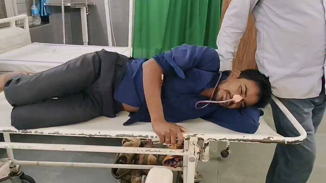 🚨 सल्फास निगलने से 20 वर्षीय युवक की मौत! ICU में जिंदगी की जंग हार गया चिचंडा का पंकज, वजह अब भी रहस्य
बैतूल जिले के मुलताई थाना क्षेत्र के चिचंडा गांव से एक दुखद घटना सामने आई है।
20 वर्षीय पंकज धुर्वे ने शुक्रवार रात कथित रूप से सल्फास का सेवन कर लिया, जिसके बाद उसकी तबीयत अचानक बिगड़ गई। परिजन उसे तुरंत मुलताई सामुदायिक स्वास्थ्य केंद्र लेकर पहुंचे, जहां प्राथमिक उपचार के बाद गंभीर हालत को देखते हुए बैतूल जिला चिकित्सालय रेफर किया गया।
जिला अस्पताल के ICU में इलाज के दौरान शनिवार तड़के पंकज ने दम तोड़ दिया। पोस्टमार्टम के बाद शव परिजनों को सौंप दिया गया है।
फिलहाल यह स्पष्ट नहीं हो सका है कि युवक ने यह कदम किन कारणों से उठाया। पुलिस मामले की जांच कर रही है और सभी पहलुओं की पड़ताल की जा रही है।
⚠️ यदि आप या आपका कोई परिचित मानसिक तनाव, निराशा या भावनात्मक संकट से जूझ रहा है, तो मदद लेना महत्वपूर्ण है। समय पर बातचीत और सहयोग जीवन बचा सकता है।📌
#Betul #Multai #Chichanda #BreakingNews #BetulNews #MadhyaPradesh #PankajDhurve #PoliceInvestigation #ICU #LatestNews #बैतूल #मुलताई #चिचंडा #ब्रेकिंगन्यूज #मध्यप्रदेश #पुलिसजांच #दुखद_खबर #ताज़ाखबर #BetulUpdates #MPNews