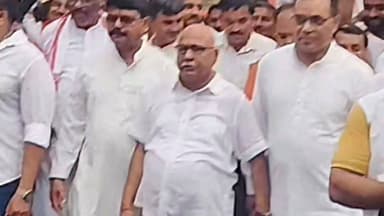 मुख्यमंत्री डॉ. मोहन यादव ने सराहा खंडेलवाल परिवार का सादगीपूर्ण विवाह, कहा— "बिना आडंबर के विवाह समाज के लिए प्रेरणा"
मुख्यमंत्री डॉ. मोहन यादव ने बैतूल के खंडेलवाल परिवार द्वारा आयोजित सादगीपूर्ण विवाह समारोह की मुक्त कंठ से प्रशंसा की है।
ने प्रदेश भाजपा अध्यक्ष एवं के पुत्र वरद के विवाह को समाज के लिए प्रेरणादायक बताया। इस विवाह समारोह में केवल परिवार के करीबी रिश्तेदार ही शामिल हुए और बिना किसी आडंबर व अनावश्यक खर्च के यह आयोजन संपन्न हुआ।
मुख्यमंत्री ने अपने बधाई संदेश में कहा कि वर्तमान समय में सादगीपूर्ण विवाह की परंपरा को बढ़ावा देना अत्यंत आवश्यक है। उन्होंने कहा कि फिजूलखर्ची और दिखावे वाले विवाह समारोहों पर अंकुश लगना चाहिए, क्योंकि यह समाज और परिवार—दोनों के हित में है।
मुख्यमंत्री ने खंडेलवाल परिवार की इस अनुकरणीय पहल की सराहना करते हुए पूरे परिवार को बधाई दी तथा नवदंपति के सुखद, सफल और मंगलमय वैवाहिक जीवन की शुभकामनाएं दीं।
सादगी ही सबसे बड़ी शान है — खंडेलवाल परिवार ने समाज के सामने पेश की एक प्रेरणादायक मिसाल।
#DrMohanYadav #HemantKhandelwal #Betul #SimpleWedding #SadaVivah #MadhyaPradesh #Inspirational #SocialMessage #WeddingGoals #BJP #MPNews #बैतूल #डॉमोहनयादव #हेमंतखंडेलवाल #सादगीपूर्णविवाह #प्रेरणादायक #मध्यप्रदेश #सराहनीयपहल #सामाजिकसंदेश #वायरलNews