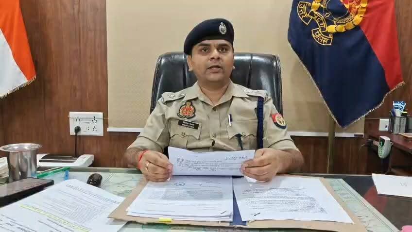 #बलरामपुर | बड़ी कार्रवाई
भारत-नेपाल दोहरी नागरिकता मामले में 27 लोगों पर केस दर्ज।
जनपद बलरामपुर के थाना कोतवाली जरवा क्षेत्र में पुलिस ने बड़ी कार्रवाई करते हुए ऐसे 27 व्यक्तियों के खिलाफ अभियोग दर्ज किया है, जिन पर छलपूर्वक भारत और नेपाल दोनों देशों की नागरिकता धारण कर भारत में अवैध रूप से निवास करने तथा सरकारी योजनाओं का लाभ लेने का आरोप है।
पुलिस अधीक्षक विकास कुमार ने जानकारी देते हुए बताया कि मामले में विधिक कार्रवाई की जा रही है और जांच के आधार पर आगे की कार्रवाई भी जारी रहेगी।
#Balrampur #UPPolice #BalrampurPolice #Jarwa #DoubleCitizenship #India #Nepal #CrimeNews #BreakingNews #GovernmentSchemes #PoliceAction #UttarPradesh #NewsUpdate #FacebookNews #VikasKumar #बलरामपुर #जरवा #यूपीपुलिस #ब्रेकिंग_न्यूज़