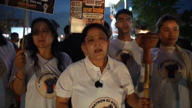 रिया थापा को न्याय दिलाने और देश के हर छात्र की आवाज़ को बुलंद करने के संकल्प के साथ आज देहरादून में महिला कांग्रेस की प्रदेश अध्यक्ष ज्योति रौतेला के नेतृत्व में मशाल जुलूस निकाला गया।
छात्रों की गूंज अभियान।
#dehradunnews #UttarakhandNews #congressnews #jyotirautela