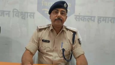 औरंगाबाद पुलिस ने गृहभेदन कांड सुलझाया, चोरी के गहने बरामद, 03 गिरफ्तार। घटना की जानकारी देते ट्रैफिक डीएसपी सह दाउदनगर प्रभारी एसडीपीओ मनोज कुमार।
CCTV फुटेज और तकनीकी जांच से लगा सुराग | अरवल के मेहंदिया से पकड़े गए आरोपी।
*औरंगाबाद, 04 जुलाई 2026*
औरंगाबाद पुलिस ने दाऊदनगर थान्तर्गत हुए गृहभेदन/लूट कांड का उद्भेदन कर बड़ी सफलता हासिल की है। पुलिस ने चोरी किये गये आभूषणों को बरामद करते हुए 03 अभियुक्तों को गिरफ्तार किया है।
*क्या था मामला*
दिनांक-01.07.2026 को वादी के लिखित आवेदन पर दाऊदनगर थानाध्यक्ष को सूचना मिली थी कि 28.06.2026 की रात्रि में अज्ञात अपराधकर्मियों द्वारा वादी का गला दबाकर गले में पहने हुए सोने का चैन, दोनों कान की बाली एवं कंगन लूट लिए गए थे।
इस संबंध में दाऊदनगर थाना कांड संख्या-448/26, दिनांक-01.07.2026 दर्ज कर अज्ञात के विरुद्ध प्राथमिकी की गई थी।
*SIT ने 4 दिन में किया उद्भेदन*
कांड की गंभीरता को देखते हुए पुलिस अधीक्षक औरंगाबाद के निर्देश पर अनुमंडल पुलिस पदाधिकारी दाऊदनगर के नेतृत्व में एक SIT का गठन किया गया।
गठित SIT ने CCTV फुटेज का अवलोकन, तकनीकी विश्लेषण एवं आसूचना संकलन के आधार पर दिनांक-04.07.2026 को अरवल जिला के मेहंदिया थाना क्षेत्र से 03 संदिग्ध व्यक्तियों को पकड़ा*।
पकड़े गए व्यक्तियों की निशानदेही पर चोरी किए गए सोने के आभूषण बरामद कर उन्हें विधिवत गिरफ्तार किया गया। पूछताछ में गिरफ्तार अभियुक्तों ने अपना अपराध स्वीकार कर लिया। सभी को न्यायिक हिरासत में भेज दिया गया है।
*गिरफ्तार अभियुक्त*
1. *नीरज कुमार*, उम्र-20 वर्ष, पे0-सुरेन्द्र पासवान, सा0-शमशेरनगर, थाना-दाऊदनगर, जिला-औरंगाबाद
2. *गुलाब कुमार*, उम्र-26 वर्ष, पे0-गिरजानंदन प्रसाद सिंह, सा0-मेहंदिया, थाना-मेहंदिया, जिला-अरवल
3. *एक महिला*
*बरामदगी*
- *दो कान की बाली* - सोने की गलाई हुई
#AurangabadPolice #Daudnagar #CrimeNews #BiharPolice #Arrest #Aurangabadexplorer