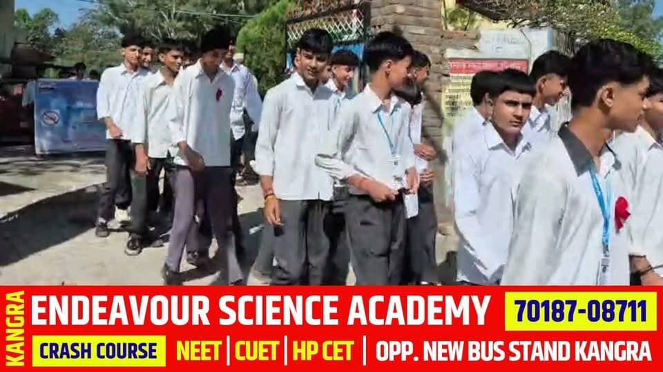 मुख्यमंत्री के चिट्टा विरोधी अभियान के तहत कांगड़ा के फतेहपुर में नशे के खिलाफ एक विशाल जागरूकता रैली निकाली गई। तहसील कल्याण विभाग के तत्वाधान में आयोजित इस रैली में करीब 300 विद्यार्थियों ने भाग लिया। बता दें कि इस जागरूकता रैली को एसडीएम फतेहपुर विश्रुत भारती ने हरी झंडी दिखाकर रवाना किया। साथ ही राजकीय वरिष्ठ मॉडल सीबीएसई स्कूल फतेहपुर से शुरू हुई यह रैली सिविल अस्पताल, तहसील परिसर, मुख्य बाजार और हाड़ा चौक से होकर मिनी सचिवालय पहुंची। इस दौरान विद्यार्थियों ने लोगों को नशे के दुष्प्रभावों से अवगत कराया और नशे से दूर रहने का संदेश दिया। #Fatehpur #Kangra #AntiDrugCampaign #ChittaMuktHimachal #SayNoToDrugs #DrugFreeHimachal #DrugAwareness #YouthAgainstDrugs #StudentRally #HimachalNews #CMCampaign #AwarenessDrive #CBSESchool #CivilHospital #MiniSecretariat #BreakingNews #LatestNews #HimachalPradesh #NashaMuktBharat #SaveYouth