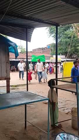 khunti jila ke tapkara Thana bajar dad se rayali atedasara dad ko hohe huwe bajar dad ki pas koil karo ki sabada mi bat