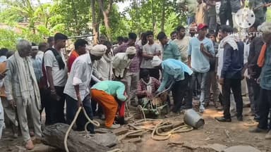 रघुराजनगर नगरी: वैज्ञानिकों की टीम पर नहीं हुआ भरोसा तो गांव वालों ने जिंदा बकरी को 40 फिट निचे उतारा कुए पर, वीडियो हुआ वायरल