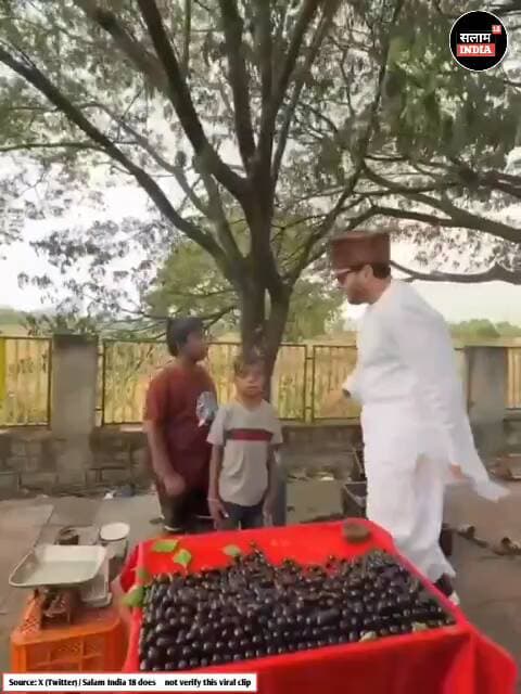 पेट के लिए भीगते बारिश में बेच रहे फल #shorts #trending #news #video #salamindia18 #police #garibi #bihar