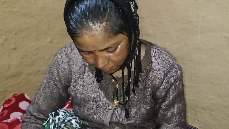 दुखद: बेटी के नामकरण से पहले ही थम गई यूट्यूबर हिमांशु पंवार की सांसें
चमोली जिले के गैरसैंण के प्रसिद्ध यूट्यूबर हिमांशु पंवार का 26 वर्ष की आयु में हृदयाघात से निधन हो गया। 21 जून को उनकी पत्नी ने एक बेटी को जन्म दिया था और 7 जुलाई को उसका नामकरण संस्कार होना था। परिवार खुशियों की तैयारी में जुटा था, लेकिन उससे पहले ही यह दुखद घटना हो गई। हिमांशु अपने वीडियो के माध्यम से क्षेत्र की समस्याओं और स्थानीय मुद्दों को लोगों तक पहुंचाने के लिए जाने जाते थे। उनके निधन से पूरे क्षेत्र में शोक की लहर है।
ॐ शांति। 🙏
#Chamoli #Gairsain #HimanshuPanwar #UttarakhandNews