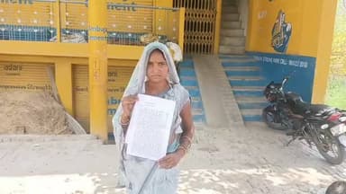 शिकायतों के बावजूद नहीं दर्ज हुई एफआईआर, पीड़िता ने पुलिस अधिकारियों पर लगाए गंभीर आरोप
पति की दूसरी शादी, मारपीट और धमकियों की शिकायत पर कार्रवाई न होने का आरोप
एसपी बोले- जांच में लापरवाही मिली तो पुलिसकर्मियों पर भी होगी विभागीय कार्रवाई
✒️रिपोर्ट अजय श्रीवास्तव
फतेहपुर (उत्तर प्रदेश) जिले के असोथर थाना क्षेत्र की एक विवाहिता ने स्थानीय पुलिस की कार्यशैली पर गंभीर सवाल उठाते हुए पुलिस अधीक्षक से न्याय की गुहार लगाई है। पीड़िता का आरोप है कि पति द्वारा कथित मारपीट, दूसरी शादी, जान से मारने की धमकी और बच्चों को अपने पास रखने जैसी शिकायतों के बावजूद स्थानीय पुलिस ने न तो एफआईआर दर्ज की और न ही प्रभावी कार्रवाई की। हालांकि पुलिस अधीक्षक अभिमन्यु मांगलिक ने मामले की जांच कर नियमानुसार कार्रवाई का आश्वासन दिया है।
जनपद के असोथर थाना क्षेत्र में पुलिस की कार्यप्रणाली एक बार फिर सवालों के घेरे में है। ग्राम ब्राह्मणतारा निवासी अनीता देवी ने पुलिस अधीक्षक को दिए प्रार्थना पत्र में आरोप लगाया है कि वर्ष 2015 में सुकरू का डेरा निवासी कुलदीप कुमार से विवाह के बाद से ही उसके साथ लगातार घरेलू हिंसा होती रही।
पीड़िता के अनुसार, पति शराब के नशे में आए दिन मारपीट और गाली-गलौज करता था। जनवरी 2026 में कथित रूप से मारपीट कर उसे घर से निकाल दिया गया, जिसके बाद वह मायके में रहने लगी। इस दौरान उसने थाना गाजीपुर, थाना असोथर, महिला थाना तथा पुलिस अधीक्षक कार्यालय में कई बार शिकायत की, लेकिन कोई ठोस कार्रवाई नहीं हुई।
पीड़िता का कहना है कि बाद में पति ने तलाक का मुकदमा दायर किया, जबकि उसने भरण-पोषण का वाद न्यायालय में दाखिल किया। आरोप है कि मुकदमे के दौरान पति उसे दोबारा घर ले गया, लेकिन कुछ समय बाद फिर मारपीट कर घर से निकाल दिया और दोनों बच्चों को अपने पास रख लिया।
प्रार्थना पत्र में आरोप लगाया गया है कि 19 अप्रैल 2026 को पति ने दूसरी महिला से विवाह कर लिया। विरोध करने पर 29 मई 2026 को कथित रूप से फोन कर जान से मारने और बच्चों की हत्या करने की धमकी दी गई।
पीड़िता ने चौकी प्रभारी सरकण्डी धीरज जायसवाल पर भी गंभीर आरोप लगाए हैं। उसका कहना है कि शिकायत करने पर कार्रवाई के बजाय कथित रूप से उससे कहा गया, "उसमें दम है, उसने दूसरी शादी कर ली है, तुम भी दूसरी शादी कर लो।" पीड़िता का कहना है कि इस कथित टिप्पणी से वह स्वयं को अपमानित और असहाय महसूस कर रही है।
इसके अलावा पीड़िता ने थाना प्रभारी रमाशंकर सरोज पर भी शिकायतों के बावजूद एफआईआर दर्ज न करने का आरोप लगाया है। उसने दोनों पुलिस अधिकारियों की भूमिका की विभागीय जांच कराने तथा पति एवं अन्य आरोपितों के विरुद्ध तत्काल मुकदमा दर्ज कर कानूनी कार्रवाई की मांग की है।
पुलिस अधीक्षक का पक्ष
पुलिस अधीक्षक अभिमन्यु मांगलिक ने बताया कि प्रार्थना पत्र प्राप्त हो गया है। मामले की जांच कराई जा रही है। जांच में जो भी तथ्य सामने आएंगे, उनके आधार पर आवश्यक कानूनी एवं विभागीय कार्रवाई की जाएगी। यदि स्थानीय स्तर पर शिकायतों के निस्तारण में लापरवाही पाई गई तो संबंधित पुलिसकर्मियों के विरुद्ध भी नियमानुसार कार्रवाई की जाएगी।
घरेलू हिंसा,वैवाहिक विवाद और महिलाओं की सुरक्षा से जुड़े मामलों में समयबद्ध और निष्पक्ष कार्रवाई अत्यंत आवश्यक मानी जाती है।इस मामले में दोनों पक्षों के दावों की जांच के बाद ही वास्तविक स्थिति स्पष्ट होगी।फिलहाल पुलिस अधीक्षक द्वारा जांच के आदेश दिए जाने के बाद पीड़िता को न्याय मिलने की उम्मीद बढ़ी है।
🟥 एनडी न्यूज़ प्रशासन से अपील करता है कि महिलाओं से जुड़े प्रत्येक शिकायत पत्र पर संवेदनशीलता और निष्पक्षता के साथ समयबद्ध कार्रवाई सुनिश्चित की जाए।यदि किसी स्तर पर लापरवाही या कर्तव्य में चूक पाई जाती है,तो संबंधित अधिकारियों के विरुद्ध भी नियमानुसार कार्रवाई की जाए।महिलाओं की सुरक्षा केवल कानून का विषय नहीं,बल्कि समाज की सामूहिक जिम्मेदारी भी है।
👇👇
#NDNews #दैनिकनिष्पक्षधारा #Fatehpur #Asothar #WomenSafety #DomesticViolence #UPPolice #JusticeForWomen #AbhimanyuMangalik #BreakingNews #UttarPradesh #PoliceInvestigation
👇👇
@dgpup
@RSSorg
@UPGovt
@wpl1090
@RSSgeet
@Uppolice
@MIB_India
@PMOIndia
@HMOIndia
@abmanglik
@VHPDigital
@igrangealld
@myogioffice
@InfoDeptUP
@dmfatehpur
@sdmsadarftp
@CMOfficeUP
@CMOUP_RC
@ChiefSecyUP
@ChiefSecyUP
@MahantYogiG
@FatehpurSdm
@fatehpurpolice
@BajrangDalOrg
@rashtrapatibhvn
@UPMahilaKalyan
@112UttarPradesh
@myogiadityanath
@CommissionerPrg
@ADGZonPrayagraj
👇👇
🟥 NDNEWS | दैनिक निष्पक्ष धारा
मुख्य संपादक/संस्थापक: राजन सिंह हाड़ा
📞 मोबाइल: 9696119696