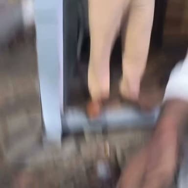 कानपुर में यातायात पुलिस पर गंभीर आरोप, ऑटो चालक और मालिक ने लगाए मारपीट व अवैध वसूली के आरोप
सिविल ड्रेस में किराया मांगने पर विवाद, वाहन सीज करने की कार्रवाई पर उठे सवाल
पुलिस का पक्ष भी सामने आया, वैध दस्तावेज प्रस्तुत न करने पर वाहन सीज करने का दावा
✒️रिपोर्ट :- संपादक साजन सिंह हाडा
कानपुर (उत्तर प्रदेश) यातायात पुलिस पर मारपीट और अवैध वसूली के गंभीर आरोप लगाए गए हैं। ऑटो मालिक मोहम्मद दानिश का आरोप है कि टाटमिल चौराहे पर सिविल ड्रेस में मौजूद एक दरोगा से किराया मांगने पर विवाद हुआ, जिसके बाद वाहन सीज कर दिया गया तथा मारपीट और ₹10,000 की अवैध मांग की गई। दूसरी ओर पुलिस का कहना है कि वाहन चालक आवश्यक वैध दस्तावेज प्रस्तुत नहीं कर सका, जिसके चलते मोटर वाहन अधिनियम के तहत वाहन सीज किया गया। पुलिस ने मामले की निष्पक्ष जांच कराने की बात कही है।
कानपुर के टाटमिल चौराहे पर यातायात पुलिस और एक ऑटो चालक के बीच हुए विवाद ने तूल पकड़ लिया है। ऑटो मालिक मोहम्मद दानिश ने यातायात निरीक्षक (टीआई) अनुपम सिंह पर गंभीर आरोप लगाते हुए जनसुनवाई पोर्टल पर शिकायत दर्ज कराई है।
पीड़ित का आरोप है कि सिविल ड्रेस में मौजूद एक व्यक्ति ने ऑटो में बैठने के बाद किराया देने से इनकार कर दिया। जब चालक ने किराया मांगा तो कथित रूप से गाली-गलौज और मारपीट की गई। सूचना मिलने पर मौके पर पहुंचे ऑटो मालिक मोहम्मद दानिश का आरोप है कि उनके साथ भी डंडे से मारपीट की गई और ₹10,000 की मांग करते हुए जेल भेजने की धमकी दी गई।
पीड़ित पक्ष का कहना है कि वाहन के सभी आवश्यक दस्तावेज उपलब्ध होने के बावजूद ऑटो को सीज कर दिया गया। वहीं, इस घटना का मामला अब जनसुनवाई पोर्टल तक पहुंच गया है।
पुलिस का पक्ष भी आया सामने
मामले में पुलिस का कहना है कि वाहन चेकिंग के दौरान चालक आवश्यक वैध अभिलेख प्रस्तुत नहीं कर सका। इसी कारण मोटर वाहन अधिनियम के तहत वाहन को सीज किया गया। पुलिस ने यह भी स्पष्ट किया है कि लगाए गए आरोपों की उपलब्ध तथ्यों और साक्ष्यों के आधार पर निष्पक्ष जांच कर नियमानुसार आवश्यक वैधानिक कार्रवाई की जाएगी।
इस प्रकार मामले में दोनों पक्षों के अलग-अलग दावे सामने आए हैं और अंतिम स्थिति जांच पूरी होने के बाद ही स्पष्ट होगी।
ऐसे मामलों में निष्पक्ष और पारदर्शी जांच अत्यंत महत्वपूर्ण होती है। यदि किसी सरकारी कर्मचारी पर दुर्व्यवहार या अवैध वसूली के आरोप लगते हैं तो उनकी निष्पक्ष जांच आवश्यक है। वहीं नागरिकों के लिए भी यातायात नियमों और आवश्यक दस्तावेजों का पालन करना अनिवार्य है। जांच के बाद ही यह स्पष्ट होगा कि घटना की वास्तविक परिस्थितियां क्या थीं।
🟥 ND NEWS | दैनिक निष्पक्ष धारा की अपील
एनडी न्यूज़ सभी नागरिकों और पुलिस कर्मियों से अपील करता है कि कानून का सम्मान करते हुए संयम और शालीनता बनाए रखें। यदि किसी अधिकारी या कर्मचारी पर अनुचित व्यवहार का आरोप है तो उसकी निष्पक्ष जांच होनी चाहिए। वहीं पुलिस कर्मियों के साथ भी सम्मानजनक व्यवहार किया जाए ताकि कानून-व्यवस्था और जनता का विश्वास दोनों मजबूत बने रहें।
जनहित में सुझाव
वाहन चलाते समय सभी आवश्यक दस्तावेज साथ रखें।
किसी भी विवाद की स्थिति में कानून को अपने हाथ में न लें।
यदि किसी सरकारी कर्मचारी के विरुद्ध शिकायत हो तो जनसुनवाई पोर्टल या संबंधित विभाग में शिकायत दर्ज करें।
पुलिस भी प्रत्येक कार्रवाई को पारदर्शी और नियमों के अनुरूप सुनिश्चित करे।
किसी वायरल वीडियो या एकपक्षीय दावे के आधार पर निष्कर्ष निकालने से बचें।
👇👇👇
#NDNews #दैनिकनिष्पक्षधारा #Kanpur #KanpurPolice #UPPolice #TrafficPolice #RoadSafety #PublicGrievance #BreakingNews #UttarPradesh #LawAndOrder #TrafficRules
👇👇👇👇
@dgpup
@RSSorg
@UPGovt
@RSSgeet
@wpl1090
@Uppolice
@MIB_India
@PMOIndia
@HMOIndia
@VHPDigital
@InfoDeptUP
@myogioffice
@homeupgov
@CMOUP_RC
@CMOfficeUP
@ChiefSecyUP
@ChiefSecyUP
@MahantYogiG
@UpPolicemitra
@BajrangDalOrg
@UPPViralCheck
@rashtrapatibhvn
@112UttarPradesh
@UPMahilakalyan
@myogiadityanath
@KanpurPolice
@Uppolice
@uptrafficpolice
@kanpurnagarpol
@adgzonekanpur
@kanpurtraffic
@DMKanpur
@nagarnigamknp
👇👇👇
🟥 ND NEWS | दैनिक निष्पक्ष धारा
मुख्य संपादक / संस्थापक: राजन सिंह हाड़ा
सह-संपादक: शालिनी सिंह भदौरिया
📍कार्यालय-3: U158,हीरा स्वीट्स के पास, विकास मार्ग,लक्ष्मी नगर, पूर्वी दिल्ली, पिन कोड – 110092 (NCR)
📍कार्यालय-2: विधानसभा रोड,बर्लिंगटन चौराहा, लखनऊ–226001 (UP)
📍कार्यालय-1: 1/1 अटल बिहारी चौराहा,नियर बर्मा चौराहा,फतेहपुर–212601 (UP)
📅 दिनांक: 05 जुलाई 2026
📆 दिन: रविवार
📞 मोबाइल: 9696119696