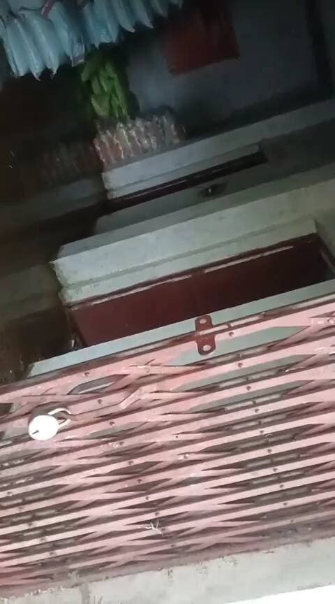 ग्राम बेरछ गोदाम में पानी भर जाने के कारण अधिक नुकसान। बलकिशुन पांचाल खाली करते हुए और कोई कर्मचारी मौजूद नहीं है।