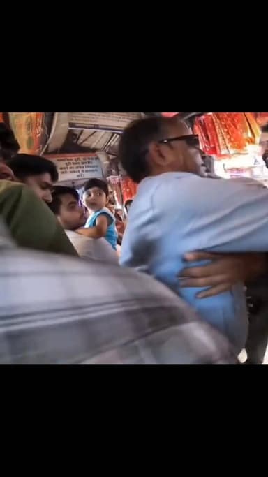 हिमाचल प्रदेश के प्रसिद्ध चिंतपूर्णी माता मंदिर परिसर से एक वीडियो सोशल मीडिया पर चर्चा का विषय बना हुआ है।
वीडियो में कुछ श्रद्धालुओं और सुरक्षा कर्मियों के बीच विवाद और कहासुनी होती दिखाई दे रही है। घटना के दौरान माहौल तनावपूर्ण हो गया। सोशल मीडिया पर इस घटना को लेकर अलग-अलग दावे किए जा रहे हैं, जिनमें VIP व्यवस्था को लेकर विवाद होने की बात भी कही जा रही है। हालांकि, वायरल वीडियो में किए जा रहे दावों की स्वतंत्र पुष्टि नहीं हुई है। घटना के कारणों और दोनों पक्षों के आरोपों पर संबंधित प्रशासन या मंदिर प्रबंधन की आधिकारिक प्रतिक्रिया का इंतजार है।#Chintpurni #ChintpurniTemple #himachalpradesh