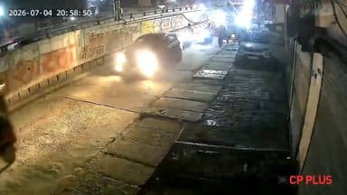 यूपी: हापुड़ में कार सवार की लापरवाही, बाइक सवार को मारी टक्कर
हापुड़ में कार सवार युवक ने बाइक सवार को टक्कर मार दी। आरोप है कि विरोध करने पर कार चालक ने बाइक को कार के नीचे फंसा लिया और कुछ दूरी तक घसीटते हुए ले गया। इस हादसे में बाइक सवार युवक बाल-बाल बच गया, हालांकि उसे कई जगह चोटें आई हैं। पूरी घटना पास में लगे सीसीटीवी कैमरे में कैद हो गई।
#Hapur #HapurNews #UttarPradesh #UPNews #RoadAccident #CCTV #ViralVideo #BikeAccident #CarDriver #BreakingNews #HindiNews #NoidaNews #GreaterNoidaNews #NewsUpdate