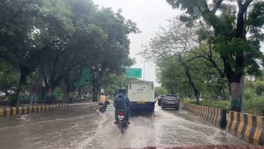 ग्रेटर नोएडा के जगत फार्म स्थित अमृतपुरम गोलचक्कर पर मामूली बारिश के बाद हुआ जलभराव, राहगीरों और वाहन चालकों को हुई परेशानी। स्थानीय लोगों ने जल निकासी व्यवस्था को लेकर उठाए सवाल।
#GreaterNoida #JagatFarm #Amritpuram #WaterLogging #RainUpdate #GreaterNoidaNews #UPNews #Monsoon #TrafficUpdate #LocalNews #NoidaNews #जनसमस्या #जलभराव #ग्रेटरनोएडा #बारिश #यातायात_समस्या