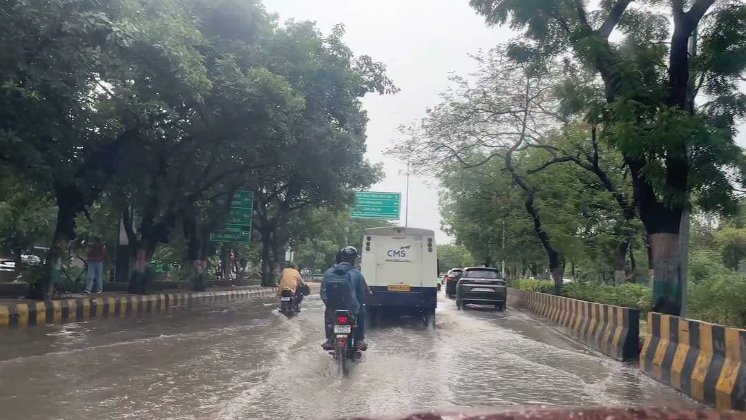 ग्रेटर नोएडा के जगत फार्म स्थित अमृतपुरम गोलचक्कर पर मामूली बारिश के बाद हुआ जलभराव, राहगीरों और वाहन चालकों को हुई परेशानी। स्थानीय लोगों ने जल निकासी व्यवस्था को लेकर उठाए सवाल।
#GreaterNoida #JagatFarm #Amritpuram #WaterLogging #RainUpdate #GreaterNoidaNews #UPNews #Monsoon #TrafficUpdate #LocalNews #NoidaNews #जनसमस्या #जलभराव #ग्रेटरनोएडा #बारिश #यातायात_समस्या