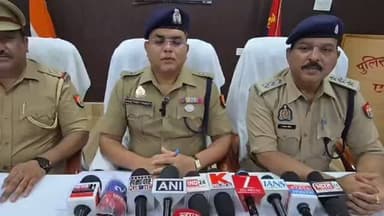 #एटा: अलीगंज कोतवाली क्षेत्र में पुलिस ने एक घर में संचालित अवैध शस्त्र फैक्ट्री का भंडाफोड़ किया। छापेमारी के दौरान एक आरोपी को गिरफ्तार किया गया। मौके से 3 तमंचे, कारतूस और हथियार बनाने का भारी मात्रा में सामान बरामद हुआ। पुलिस ने आरोपी के खिलाफ कार्रवाई कर उसे जेल भेज दिया।
#Hashtags:
#Etah #EtahPolice #UPPolice #BreakingNews #IllegalArms #CrimeNews #UPNews #BharatNews #ViralNews #BudaunTalks
