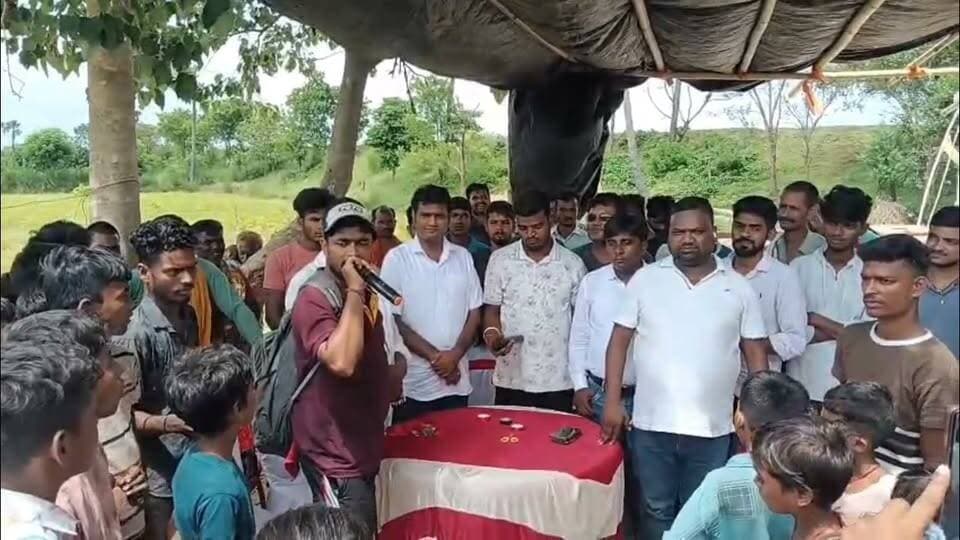 🔥 153 रन का लक्ष्य हुआ ध्वस्त, टिंकू-11 अमरपुर बनी चैंपियन! 🏆
🏏 भदरिया के शैलेश बाबा स्थान ग्राउंड पर खेला गया फाइनल बना रोमांच का सुपर ओवर जैसा मुकाबला!
टूर्नामेंट के फाइनल में मानिकपुर ने पहले बल्लेबाजी करते हुए 12 ओवर में 152 रन का विशाल स्कोर खड़ा किया। लेकिन टिंकू-11 अमरपुर के बल्लेबाजों ने शानदार खेल दिखाते हुए 11.3 ओवर में 153 रन बनाकर दो विकेट से रोमांचक जीत दर्ज कर ली और खिताब पर कब्जा जमा लिया।
⭐ विपिन कुमार बने मैन ऑफ द मैच
🌟 राजा को मिला मैन ऑफ द सीरीज का खिताब
🏆 विजेता टीम को समाजसेवी प्रशांत कापरी ने ट्रॉफी के साथ ₹10,000 नकद पुरस्कार देकर सम्मानित किया। वहीं पंचायत समिति सदस्य मनोज शर्मा और सरपंच प्रतिनिधि सुरेंद्र शर्मा ने खिलाड़ियों के बीच पुरस्कारों का वितरण किया।
👏 पूरे मैच के दौरान दर्शकों में जबरदस्त उत्साह देखने को मिला और फाइनल मुकाबले ने सभी का दिल जीत लिया।
#CricketTournament #Tinku11Amarpur #Champion #Amarpur #Banka #CricketFinal #ManOfTheMatch #ManOfTheSeries #SportsNews #NewsAngBihar 🏏🏆🔥