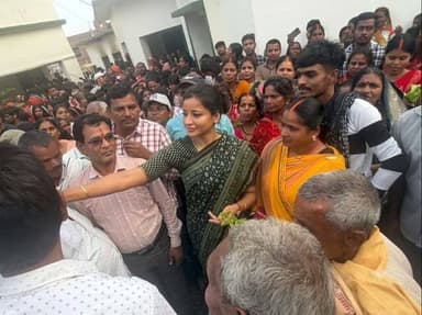 *#मंडा पर्व आपसी #भाईचारगी का देता है संदेश: #अंबा प्रसाद*
*नयाटांड़ मंडा पूजा में पहुँचीं पूर्व विधायक अंबा प्रसाद, भोक्ताओं से की मुलाकात*
*मंडा पूजा भगवान शिव के प्रति अटूट आस्था, और लोक-परंपरा का जीवंत प्रतीक है*
बड़कागांव- अखिल भारतीय कांग्रेस कमेटी की राष्ट्रीय सचिव बड़कागांव की पूर्व विधायक अंबा प्रसाद नयाटांड़ में मंडा पूजा के अवसर पर शामिल हुई। यहाँ उन्होंने मंडा पूजा में शामिल होकर शिव भक्तों का उत्साह बढ़ाया और भगवान भोलेनाथ का आशीर्वाद लिया।
ग्रामीणों ने ढोल-नगाड़ों और फूल-मालाओं से पूर्व विधायक का भव्य स्वागत किया। अंबा प्रसाद ने मंडा खूंटा पर जलाभिषेक किया और भोक्ताओं से मुलाकात की।
उन्होंने कहा मंडा पूजा हमारी संस्कृति और आस्था का प्रतीक है। ये परंपरा समाज को जोड़कर रखती है। मैं हर साल इस पावन अवसर पर शामिल होने की कोशिश करती हूँ। यह पवित्र पर्व भगवान शिव के प्रति अटूट आस्था, और लोक-परंपरा का जीवंत प्रतीक है।
पूर्व �