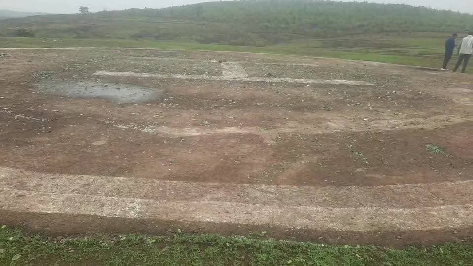 निवास मुख्यालय का हेलीपैड बना शराबियों का अड्डा, शाम 6 बजे के बाद लगता है जमावड़ा!
#Niwas #Mandla #MP #HelipadMisuse #PublicSafety #GovernmentProperty #IllegalActivities #CitizenReporting #AlcoholAbuse #PublicHazard #MisuseOfPublicProperty #LawAndOrder