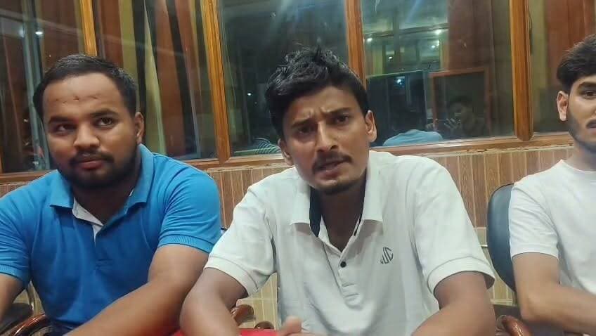 रुद्रप्रयाग से बड़ी राजनीतिक प्रतिक्रिया!! यूथ कांग्रेस के राष्ट्रीय कॉर्डिनेटर कुंदन यादव ने रुद्रप्रयाग दौरे के दौरान बेरोजगारी, अग्निवीर योजना और चारधाम यात्रा व्यवस्था को लेकर केंद्र व राज्य सरकार पर निशाना साधा।
कहा— उत्तराखंड का युवा रोजगार के लिए संघर्ष कर रहा है।
अग्निवीर योजना को युवाओं के भविष्य के लिए असुरक्षित बताया। कांग्रेस की सरकार बनने पर अग्निवीर योजना समाप्त कर नियमित सैन्य भर्ती बहाल करने का दावा। चारधाम यात्रा के कुप्रबंधन का आरोप लगाते हुए स्थानीय व्यापारियों के हितों की बात उठाई। स्थानीय युवाओं को रोजगार में प्राथमिकता देने की मांग। यूथ कांग्रेस ने प्रदेशभर में जनहित के मुद्दों पर आंदोलन तेज करने का ऐलान किया।
उत्तराखंड के युवाओं और चारधाम यात्रा से जुड़े इन मुद्दों पर आपकी क्या राय है? अपनी प्रतिक्रिया कमेंट में जरूर दें।
#Rudraprayag #Uttarakhand #YouthCongress #KundanYadav #Agniveer #Employment #CharDhamYatra #UttarakhandNews #BreakingNews