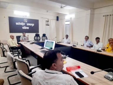 निर्वाचन कार्य से जुड़े विभिन्न दलों का प्रशिक्षण सम्पन्न
दतिया विधानसभा उप निर्वाचन–2026 के अंतर्गत निर्वाचन कार्य से जुड़े विभिन्न दलों का प्रशिक्षण आयोजित किया गया।
प्रशिक्षण में नाम निर्देशन (नामांकन) दल, फ्लाइंग स्क्वायड टीम (एफएसटी), स्टैटिक सर्विलांस टीम (एसएसटी) एवं वीडियो सर्विलांस टीम (वीएसटी) के अधिकारी एवं कर्मचारियों ने भाग लिया।
राज्य स्तरीय मास्टर ट्रेनर श्री मनोज द्विवेदी एवं प्रोफेसर श्री सुधीर कुमार पांडेय द्वारा विभिन्न सत्रों में सभी टीमों को निर्वाचन आयोग के दिशा-निर्देशों के अनुरूप ड्यूटी के दौरान बरती जाने वाली सावधानियों, कार्यप्रणाली एवं जिम्मेदारियों की विस्तृत जानकारी दी।
Election Commission of India
Chief Electoral Officer Madhya Pradesh
#datia #दतिया #Madhyapradesh
