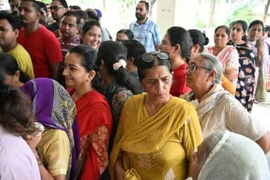नगर निगम चुनाव : 50 वार्डों में से 35 में ‘आम आदमी पार्टी’, 9 वार्डों में कांग्रेस पार्टी की जीत
3-3 वार्डों में भारतीय जनता पार्टी और आजाद उम्मीदवार रहे विजयी
होशियारपुर, 5 जुलाई: स्थानीय नगर निगम के 50 वार्डों के लिए आज पड़े वोटों की गिनती के बाद 35 वार्डों में आम आदमी पार्टी, 9 वार्डों में कांग्रेस पार्टी के उम्मीदवार, 3 वार्डों में भारतीय जनता पार्टी के उम्मीदवार और 3 वार्डों में आजाद उम्मीदवार विजयी रहे।
डिप्टी कमिश्नर-कम-जिला निर्वाचन अधिकारी आशिका जैन ने बताया कि समूची चुनाव प्रक्रिया पूर्ण रूप से शांतिपूर्ण और निष्पक्ष तरीके से संपन्न हुई। उन्होंने बताया कि सुबह 8:00 बजे से शुरू हुई वोटिंग शाम 4:00 बजे तक चली, जिसके बाद मतों की गिनती करवाई गई।
नतीजों के अनुसार वार्ड नंबर 1 से आजाद उम्मीदवार रजनी बाला 887 वोट लेकर विजयी रही। वार्ड नंबर 2 से कांग्रेस उम्मीदवार के रमेश कुमार 765 वोट, वार्ड नंबर 3 से आम आदमी पार्टी की उम्मीदवार रजनी कौर 774 वोट, वार्ड नंबर 4 से भाजपा के उम्मीदवार जतिंदर सिंह सैनी 815 वोट, वार्ड नंबर 5 से आम आदमी पार्टी के उम्मीदवार प्रवीण सैनी 1354 वोट, वार्ड नंबर 6 से कांग्रेस के उम्मीदवार अशोक कुमार 994 वोट, वार्ड नंबर 7 से आम आदमी पार्टी की उम्मीदवार नरिंदर कौर 725 वोट, वार्ड नंबर 8 से आम आदमी पार्टी के उम्मीदवार मुखी राम रल्ल 1141 वोट, वार्ड नंबर 9 से आम आदमी पार्टी उम्मीदवार गुरबख्श कौर रल्ल 514 वोट, वार्ड नंबर 10 से आम आदमी पार्टी उम्मीदवार जसपाल चेची 983 वोट विजयी रहे।
इसी तरह वार्ड नंबर 11 से कांग्रेस उम्मीदवार रिंपी चौहान 707 वोट, वार्ड नंबर 12 से आम आदमी पार्टी उम्मीदवार संदीप चेची 1106 वोट, वार्ड नंबर 13 से आम आदमी पार्टी उम्मीदवार जतिंदर कौर 902 वोट, वार्ड नंबर 14 से आम आदमी पार्टी उम्मीदवार बलविंदर कुमार 1279 वोट, वार्ड नंबर 15 से आम आदमी पार्टी उम्मीदवार चंद्रावती 1188 वोट,वार्ड नंबर 16 से आम आदमी पार्टी उम्मीदवार कमलजीत सिंह 885 वोट, वार्ड नंबर 17 से आम आदमी पार्टी उम्मीदवार अमनप्रीत कौर 1050 वोट, वार्ड नंबर 18 से आम आदमी पार्टी उम्मीदवार सुरिंदर कुमार शिंदा 968 वोट, वार्ड नंबर 19 से आम आदमी पार्टी उम्मीदवार मनमीत कौर 923 वोट, वार्ड नंबर 20 से आम आदमी पार्टी उम्मीदवार जसवंत राय 717 वोट से विजयी रहे।
इसी तरह वार्ड नंबर 21 से आम आदमी पार्टी उम्मीदवार राज रानी बैंस 822 वोट, वार्ड नंबर 22 से आम आदमी पार्टी उम्मीदवार हरिंदर सिंह 470 वोट, वार्ड नंबर 23 से कांग्रेस उम्मीदवार बलजीत कौर 907 वोट, वार्ड नंबर 24 से कांग्रेस उम्मीदवार बलविंदर कौर को 816 वोट, वार्ड नंबर 25 से आम आदमी पार्टी उम्मीदवार बलजीत कौर को 795 वोट, वार्ड नंबर 26 से आम आदमी पार्टी उम्मीदवार अजय कुमार 979 वोट, वार्ड नंबर 27 से आम आदमी पार्टी उम्मीदवार मनजोत कौर 627 वोट, वार्ड नंबर 28 से आम आदमी पार्टी उम्मीदवार कुलविंदर सिंह 991 वोट, वार्ड नंबर 29 से आम आदमी पार्टी उम्मीदवार नीरज रानी को 895 वोट, वार्ड नंबर 30 से आम आदमी पार्टी उम्मीदवार बलविंदर कुमार 896 वोट से विजयी रहे।
इसी तरह वार्ड नंबर 31 से कांग्रेस उम्मीदवार नवजोत कटोच को 560 वोट, वार्ड नंबर 32 से कांग्रेस उम्मीदवार अलका 487 वोट, वार्ड नंबर 33 से आजाद उम्मीदवार रणजीत चौधरी 637 वोट, वार्ड नंबर 34 से आम आदमी पार्टी उम्मीदवार राजेश्वर दयाल बब्बी 921 वोट, वार्ड नंबर 35 से आम आदमी पार्टी उम्मीदवार हरप्रीत कौर 949 वोट, वार्ड नंबर 36 से कांग्रेस उम्मीदवार मीना कुमारी 765 वोट, वार्ड नंबर 37 से आम आदमी पार्टी उम्मीदवार परमजीत कौर 676 वोट, वार्ड नंबर 38 से आम आदमी पार्टी उम्मीदवार दृपन सैनी 709 वोट, वार्ड नंबर 39 से आम आदमी पार्टी उम्मीदवार अंजना बरमी 598 वोट, वार्ड नंबर 40 से आजाद उम्मीदवार जगविंदर सिंह 331 वोट, वार्ड नंबर 41 से भाजपा उम्मीदवार गितिका अरोड़ा 765 वोट, वार्ड नंबर 42 से आम आदमी पार्टी उम्मीदवार जसविंदर कौर 654 वोट, वार्ड नंबर 43 से आम आदमी पार्टी उम्मीदवार नीलम रानी 765 वोट, वार्ड नंबर 44 से आम आदमी पार्टी उम्मीदवार प्रदीप कुमार 710 वोट, वार्ड नंबर 45 से कांग्रेस उम्मीदवार तनीषा शर्मा 780 वोट, वार्ड नंबर 46 से आम आदमी पार्टी उम्मीदवार अजय कुमार वर्मा 920 वोट, वार्ड नंबर 47 से आम आदमी पार्टी उम्मीदवार कमलेश रानी 788 वोट, वार्ड नंबर 48 से आम आदमी पार्टी उम्मीदवार तीर्थ राम 632 वोट, वार्ड नंबर 49 से भाजपा उम्मीदवार कमलजीत 482 वोट व वार्ड नंबर 50 से आम आदमी पार्टी उम्मीदवार सुखविंदर कौर 579 वोटों से विजयी रही।