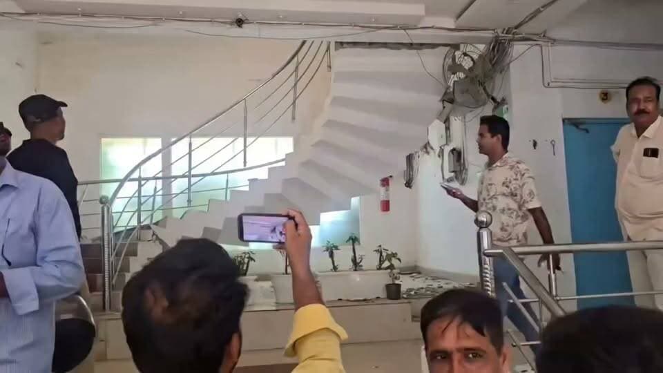 अयोध्या में राममंदिर चढ़ावा दान चंदा के लूटकांड अभी जोरों पर है और अब अयोध्या विकास प्राधिकरण का भृष्टाचार और देख लीजिए। जहां रामराज का सुकून होना था वहां लुट डकैती और भ्रष्टाचार चरम पर है।
सब राम जी देख लेंगे !?
#viralreelsfacebook
#rammandirayodhya #viralreelsシ #rammandir #ChampatRai #ayodhyarammandir #ayodhyavikas
#UPNews