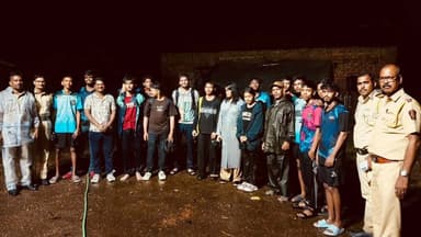 डायल ११२ कॉलच्या तत्पर प्रतिसादामुळे तांदुळवाडी किल्ल्यावर अडकलेल्या सहा पर्यटकांची पालघर पोलीसांकडून सुखरूप सुटका.
#Dial_112
#Quick_Response