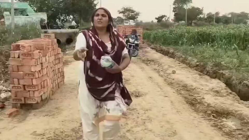 मथुरा में जमीन विवाद ने पकड़ा तूल!
जनपद मथुरा के थाना शेरगढ़ क्षेत्र के ग्राम गढ़ी भीमा में एक महिला ने आरोप लगाया है कि उसकी पैतृक जमीन पर जबरन कब्जा करने की कोशिश की जा रही है। आरोप है कि जेसीबी चलाकर उसकी जमीन हड़पने का प्रयास किया गया और प्रभाव का दुरुपयोग किया जा रहा है।
यदि ये आरोप सही हैं, तो निष्पक्ष जांच और पीड़ित को न्याय मिलना बेहद जरूरी है। संबंधित प्रशासन से मांग है कि मामले की निष्पक्ष जांच कर दोषियों पर उचित कार्रवाई की जाए।
#Mathura #Shergarh #LandDispute #MathuraPolice #UPPolice #Justice #DMMathura #SSPMathura #YogiAdityanath #BJPGovernment #BreakingNews #ViralNews #NyayKaHaqMilneTak