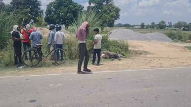 बलिया में दर्दनाक हादसा: नीलगाय से टकराई बाइक, मासूम बच्चे की मौत, पिता की हालत नाजुक 😭
बलिया के नगरा थाना क्षेत्र के सरया बगडौरा बांध पर एक बेहद दुखद सड़क हादसा सामने आया है।प्राप्त जानकारी के अनुसार सरया निवासी सुनील राम (30 वर्ष) अपनी पत्नी गुड़िया देवी और मासूम बेटे सतीश कुमार के साथ अपाचे बाइक से दुबिया नवादा से लौट रहे थे, तभी सलेमपुर और बछईपुर के पास अचानक एक नीलगाय सामने आ गई।
मासूम की मौत: नीलगाय से हुई जोरदार टक्कर के बाद स्थानीय लोगों की मदद से तीनों को पीएचसी बछईपुर ले जाया गया, जहाँ डॉक्टर ने मासूम सतीश कुमार को मृत घोषित कर दिया।
पिता जिला अस्पताल रेफर: हादसे में सुनील राम की हालत बेहद नाजुक बनी हुई है, जिन्हें प्राथमिक उपचार के बाद जिला अस्पताल रेफर किया गया है। पत्नी गुड़िया देवी को मामूली चोटें आई हैं।
इस हृदयविदारक घटना से परिवार में कोहराम मच गया है।
👉 क्षेत्र की हर छोटी-बड़ी अपडेट के लिए जुड़े रहें 'भारत मीडिया' के साथ।
#BalliaNews #Nagra #RoadAccident #SadNews #BalliaPolice #BharatMedia