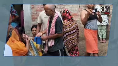 अंतिम सफर: तुर्तीपार घाट के लिए निकला 25 वर्षीय महाजन का शव, रो पड़ा पूरा इलाका 😭
मुंबई हादसे में जान गंवाने वाले बलिया के लाल ज्ञान सागर मिश्रा (उर्फ महाजन) का शव गांव पहुंचते ही चीख-पुकार मच गई। बिलखते परिजनों और नम आंखों के बीच, अब से कुछ देर पहले महाजन की अंतिम यात्रा उनके गृहग्राम पंडितपूरा फरसाटार (बेल्थरारोड) से निकल चुकी है।
तुर्तीपार घाट पर होगा अंतिम संस्कार: नम आंखों से सैकड़ों ग्रामीण और शुभचिंतक शव को लेकर तुर्तीपार घाट के लिए रवाना हो चुके हैं, जहाँ आज उनका अंतिम संस्कार किया जाएगा।
टूट गया परिवार: 22 जून को बेमन से मुंबई लौटे लाडले का इस तरह कफन में लिपटे आना वृद्ध पिता और पूरे परिवार पर वज्रपात जैसा है।
ईश्वर दिवंगत आत्मा को शांति दें और शोकाकुल परिवार को यह असह्य पीड़ा सहने की शक्ति प्रदान करें। 🕯️🙏
👉 पल-पल की अपडेट के लिए जुड़े रहें 'भारत मीडिया' के साथ।
#BalliaNews #BeltharaRoad #TurtiparGhat #SadDemise #BharatMedia