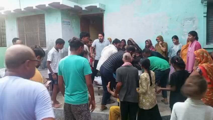 कलेजा चीर देने वाली तस्वीर: मुंबई से गांव पहुंचा 25 वर्षीय महाजन का शव, चीत्कारों से गूंजा पूरा इलाका 😭
कमाने की चाह में मुंबई गए बलिया के लाल ज्ञान सागर मिश्रा (उर्फ महाजन) का शव जैसे ही उनके गृहग्राम पंडितपूरा फरसाटार (बेल्थरारोड) पहुंचा, पूरे इलाके में हाहाकार मच गया।
* परिजनों का रो-रोकर बुरा हाल: वृद्ध पिता उमाशंकर मिश्रा सहित पूरे परिवार का करुण क्रंदन सुनकर हर आंख नम हो गई।
* बेमन से गए थे मुंबई: अभी बीते 22 जून को ही महाजन घर से लौटे थे, किसे पता था कि अब सीधे उनका शव ही वापस आएगा।
कांदिवली (मुंबई) में करंट लगने के कारण असमय काल के गाल में समाए इस होनहार युवा का आज अंतिम संस्कार किया जाएगा। पूरा गांव इस समय गहरे शोक में है।
ईश्वर दिवंगत आत्मा को अपने श्रीचरणों में स्थान दें और परिजनों को यह वज्रपात सहने की शक्ति दें। 🕯️🙏
👉 क्षेत्र की हर अपडेट के लिए जुड़े रहें 'भारत मीडिया' के साथ।
#BalliaNews #BeltharaRoad #TragicIncident #SadNews #BharatMedia