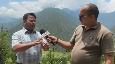 "विकास के दावों के बीच गड्ढों का पूजन!" पुरोला में ग्रामीणों ने विधायक, सरकार और प्रशासन की 'सद्बुद्धि' के लिए कराई पूजा
पुरोला। उत्तरकाशी जिले की पुरोला विधानसभा में विकास के दावों की हकीकत रविवार को उस समय खुलकर सामने आ गई, जब मोरी क्षेत्र के गैंचवाण, देवरा, गुराड़ी, पैसर, हलटाड़ी और दंणगाण गांवों के ग्रामीणों ने बदहाल सड़क के गहरे गड्ढों का विधिवत पूजन कर विधायक, सरकार और प्रशासन की 'सद्बुद्धि' की कामना की।
ग्रामीणों का कहना है कि पिछले तीन वर्षों से वे सड़क के डामरीकरण, नालियों के निर्माण और गड्ढों की मरम्मत की मांग करते आ रहे हैं। विभाग, जनप्रतिनिधियों और जिलाधिकारी तक गुहार लगाने के बावजूद कोई सुनवाई नहीं हुई। आखिरकार मजबूर होकर ग्रामीणों ने सड़क पर बने गड्ढों को ही "पूजनीय" मानते हुए उनका पूजन कर शासन-प्रशासन के खिलाफ सांकेतिक लेकिन करारा विरोध दर्ज कराया।
ग्रामीणों ने आरोप लगाया कि एक ओर क्षेत्रीय विधायक नई सड़कों का भूमि पूजन कर सोशल मीडिया पर विकास का प्रचार कर रहे हैं, जबकि दूसरी ओर वर्षों पहले बनी सड़कें आज खुद अपनी बदहाली पर आंसू बहा रही हैं।
ग्रामीणों के अनुसार यह सड़क सात गांवों की जीवनरेखा है। हजारों लोग प्रतिदिन इसी मार्ग से आवाजाही करते हैं और सेब सहित अन्य बागवानी व कृषि उत्पाद भी इसी सड़क से देश की विभिन्न फल मंडियों तक पहुंचते हैं। लेकिन पूरी सड़क गहरे गड्ढों में तब्दील हो चुकी है, जिससे हर दिन दुर्घटना का खतरा बना रहता है।
ग्रामीणों ने बताया कि सेब सीजन शुरू होने वाला है, जबकि पिछले सीजन में इसी बदहाल सड़क के कारण सेब से लदे छह वाहन दुर्घटनाग्रस्त हो गए थे, जिससे बागवानों को लगभग 50 लाख रुपये का नुकसान उठाना पड़ा। इसके बावजूद सड़क सुधार के नाम पर केवल आश्वासन ही मिले।
ग्रामीणों ने चेतावनी दी कि यदि शीघ्र सड़क का स्थायी सुधार नहीं किया गया तो आंदोलन को और व्यापक रूप दिया जाएगा, जिसकी पूरी जिम्मेदारी शासन-प्रशासन और संबंधित विभाग की होगी।
गड्ढा पूजन कार्यक्रम में दीपक डिमरी, कैलाश डिमरी, राजेंद्र नौटियाल, अनिल रांगड़, रमेश, अरुण नौटियाल, उपेंद्र सिंह रांगड़, राजेंद्र पंवार सहित बड़ी संख्या में ग्रामीण उपस्थित रहे।
#गड्ढा_पूजन
#पुरोला
#मोरी
#उत्तरकाशी
#उत्तराखंड
#RoadToNowhere
#SadakKiSachchai
#VikasVsReality
#GroundReality
#PahaadKiAwaaz
#SaveMountainRoads
#सेब_बेल्ट
#पहाड़_की_पीड़ा
#जनता_पूछ_रही_है
#विकास_या_विज्ञापन
#सड़क_दो_जीवन_बचाओ
#PahadSandesh
#UttarakhandNews
#ViralNews
#GroundReport
DM Uttarkashi Uttarkashi Police Uttarakhand