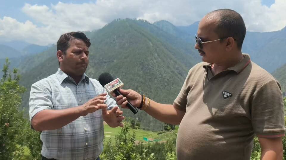 "विकास के दावों के बीच गड्ढों का पूजन!" पुरोला में ग्रामीणों ने विधायक, सरकार और प्रशासन की 'सद्बुद्धि' के लिए कराई पूजा
पुरोला। उत्तरकाशी जिले की पुरोला विधानसभा में विकास के दावों की हकीकत रविवार को उस समय खुलकर सामने आ गई, जब मोरी क्षेत्र के गैंचवाण, देवरा, गुराड़ी, पैसर, हलटाड़ी और दंणगाण गांवों के ग्रामीणों ने बदहाल सड़क के गहरे गड्ढों का विधिवत पूजन कर विधायक, सरकार और प्रशासन की 'सद्बुद्धि' की कामना की।
ग्रामीणों का कहना है कि पिछले तीन वर्षों से वे सड़क के डामरीकरण, नालियों के निर्माण और गड्ढों की मरम्मत की मांग करते आ रहे हैं। विभाग, जनप्रतिनिधियों और जिलाधिकारी तक गुहार लगाने के बावजूद कोई सुनवाई नहीं हुई। आखिरकार मजबूर होकर ग्रामीणों ने सड़क पर बने गड्ढों को ही "पूजनीय" मानते हुए उनका पूजन कर शासन-प्रशासन के खिलाफ सांकेतिक लेकिन करारा विरोध दर्ज कराया।
ग्रामीणों ने आरोप लगाया कि एक ओर क्षेत्रीय विधायक नई सड़कों का भूमि पूजन कर सोशल मीडिया पर विकास का प्रचार कर रहे हैं, जबकि दूसरी ओर वर्षों पहले बनी सड़कें आज खुद अपनी बदहाली पर आंसू बहा रही हैं।
ग्रामीणों के अनुसार यह सड़क सात गांवों की जीवनरेखा है। हजारों लोग प्रतिदिन इसी मार्ग से आवाजाही करते हैं और सेब सहित अन्य बागवानी व कृषि उत्पाद भी इसी सड़क से देश की विभिन्न फल मंडियों तक पहुंचते हैं। लेकिन पूरी सड़क गहरे गड्ढों में तब्दील हो चुकी है, जिससे हर दिन दुर्घटना का खतरा बना रहता है।
ग्रामीणों ने बताया कि सेब सीजन शुरू होने वाला है, जबकि पिछले सीजन में इसी बदहाल सड़क के कारण सेब से लदे छह वाहन दुर्घटनाग्रस्त हो गए थे, जिससे बागवानों को लगभग 50 लाख रुपये का नुकसान उठाना पड़ा। इसके बावजूद सड़क सुधार के नाम पर केवल आश्वासन ही मिले।
ग्रामीणों ने चेतावनी दी कि यदि शीघ्र सड़क का स्थायी सुधार नहीं किया गया तो आंदोलन को और व्यापक रूप दिया जाएगा, जिसकी पूरी जिम्मेदारी शासन-प्रशासन और संबंधित विभाग की होगी।
गड्ढा पूजन कार्यक्रम में दीपक डिमरी, कैलाश डिमरी, राजेंद्र नौटियाल, अनिल रांगड़, रमेश, अरुण नौटियाल, उपेंद्र सिंह रांगड़, राजेंद्र पंवार सहित बड़ी संख्या में ग्रामीण उपस्थित रहे।
#गड्ढा_पूजन
#पुरोला
#मोरी
#उत्तरकाशी
#उत्तराखंड
#RoadToNowhere
#SadakKiSachchai
#VikasVsReality
#GroundReality
#PahaadKiAwaaz
#SaveMountainRoads
#सेब_बेल्ट
#पहाड़_की_पीड़ा
#जनता_पूछ_रही_है
#विकास_या_विज्ञापन
#सड़क_दो_जीवन_बचाओ
#PahadSandesh
#UttarakhandNews
#ViralNews
#GroundReport
DM Uttarkashi Uttarkashi Police Uttarakhand