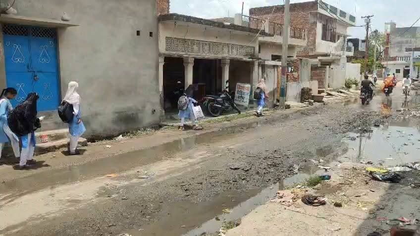 लखीमपुर खीरी | संसारपुर का यह वीडियो सोशल मीडिया पर तेजी से वायरल। ग्रामीणों का दावा है कि पिछले करीब 5 वर्षों से गांव के मुख्य मार्ग पर जलभराव की समस्या बनी हुई है। इसी रास्ते से पूरे गांव के लोग और स्कूली बच्चे रोजाना आवागमन करते हैं, जिससे उन्हें काफी परेशानी का सामना करना पड़ता है। ग्रामीणों ने समस्या के स्थायी समाधान की मांग की है।
#LakhimpurKheri #Sansarpur #ViralVideo #Waterlogging #GroundReport #SchoolStudents #PublicIssue #UttarPradesh #LatestNews #IndiaNews