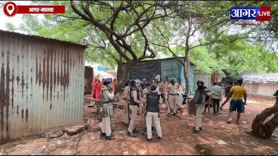 आगर मालवा में बड़ा बुलडोजर एक्शन: नेशनल हाईवे किनारे 25 बीघा सरकारी जमीन से हटाए 100 से ज्यादा मकान-झोपड़ियां
#agarlivenews #latestnews #police #protest