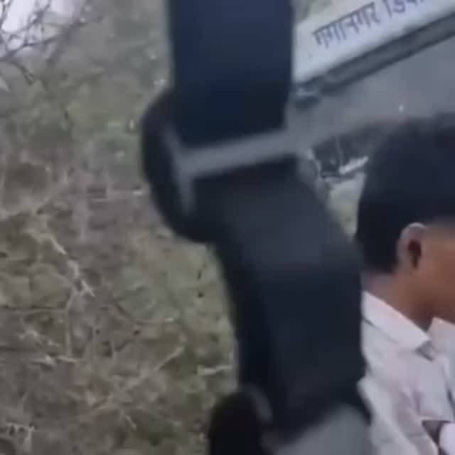 श्रीगंगानगर डिपो की बस के ब्रेक फेल होने से फतेहपुर बीड़ में लोगों ने खिड़कियों से कूदकर अपनी जान बचाई। ड्राइवर की सुझबुझ से हादसा होने से बचा।
#fatehpursekhawati #RvRajsthan #bus
