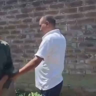 कुख्यात बदमाश सोनू-मोनू गिरफ्तार, कमर में पिस्टल खोंसते दिखे पुलिसकर्मी ।
बिहार के बेगूसराय से पुलिस ने एक बड़ी कार्रवाई करते हुए इलाके के कुख्यात अपराधी सोनू सिंह और मोनू सिंह को हथियारों के साथ गिरफ्तार कर लिया है। इस गिरफ्तारी के तुरंत बाद सोशल मीडिया पर एक वीडियो तेजी से वायरल हो रहा है, जिसमें कुछ लोग पुलिस पर ही खुद से हथियार रखने (प्लांट करने) का आरोप लगाते दिखाई दे रहे हैं । आपका क्या कहना है इस विडियो को लेकर कमेंट बॉक्स में ज़रूर बताएं। #bihar #police #gangster #criminal