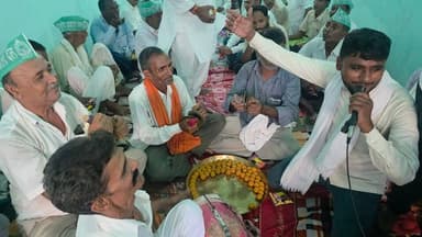 गरीबों और वंचितों के पुरोधा हैं लालू यादव: राजद कार्यकर्ता
रजौली में धूमधाम से मनाया गया राजद का 30 वां स्थापना दिवस
सनोज कुमार संगम
रजौली राष्ट्रीय जनता दल के 30वां स्थापना दिवस के अवसर पर रविवार को रजौली के ब्लॉक रोड स्थित राजद के प्रधान कार्यालय में जिला उपाध्यक्ष सह पूर्व प्रमुख रामचंद्र यादव की अध्यक्षता में धूमधाम से मनाया गया।
इस कार्यक्रम की शुरुआत राजद कार्यकर्ताओं ने संयुक्त रूप से मिलकर दीप प्रज्वलित से की। उसके बाद कार्यकर्ताओं ने लगभग 2 घंटे तक गीत-संगीत बजाकर स्थापना दिवस का आनंद लिया।
राजद के कार्यकर्ताओं ने कहा कि लालू यादव के द्वारा गरीबों, शोषितों, वंचितों और अनुसूचित जातियों के लिए राजद की स्थापना की गई थी। राजद का शुरू से ही यह उद्देश्य रहा है कि गरीबों एवं वंचितों को रक्षा-सुरक्षा करते हुए उन्हें न्याय दिलाकर सहयोग किया जाए। कार्यकर्ताओं ने एक सुर में कहा कि पहले गरीबों एवं वंचितों को सही से बोलने और लोगों के समक्ष खड़े होने का अधिकार नहीं था। यह अधिकार बिहार में लालू यादव ने दिलाया है। आज के समय में वंचित एवं गरीब-गुरवा पूरे हक़ से सभी जगह लोगों के समक्ष खड़ा होने की ताकत रखता है। अगर लालू यादव के द्वारा राजद की स्थापना नहीं की जाती तो अंतिम पंक्ति में खड़े गरीबों शोषितों और वंचितों को बोलने और खड़ा रहने का अधिकार नहीं मिलता। आज भी प्रखंड कार्यालय में लोग पूरी हिम्मत के साथ जाते हैं। कार्यकर्ताओं ने एनडीए सरकार पर हमला बोलते हुए कहा कि आज सामंतवादियों की सरकार है। जिसमें गरीब, शोषितों और वंचितों पर कोई ध्यान नहीं दिया जा रहा है। इसकी सरकार में महंगाई, बेरोजगारी चरम सीमा पर पहुंच गई है। साथ ही कार्यकर्ताओं ने कहा कि आज बिहार के मुख्यमंत्री सम्राट चौधरी हैं। वह भी लालू यादव की ही वजह से हैं। लालू यादव ने अनुसूचित समाज को आगे बढ़ाने का काम किया है।
मौके पर राजद के राज्य परिषद सदस्य नंदकिशोर यादव, राजद के कार्यकारी प्रखंड अध्यक्ष राजेंद्र प्रसाद, प्रो शिव कुमार प्रसाद, कृष्णा प्रसाद, अशोक यादव, तनवीर खान, देवनंदन यादव, दिनेश चंद्रवंशी, अंधरवारी पैक्स अध्यक्ष राजेश कुमार, शिवदानी यादव, कंचन कुमार, सरयू यादव, देवेंद्र यादव, रामबालक प्रसाद, रेखा देवी, समेत दर्जनों कार्यकर्ता उपस्थित थे।