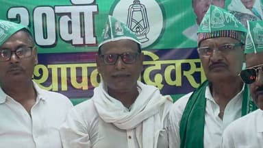 गरीबों और वंचितों के पुरोधा हैं लालू यादव: राजद कार्यकर्ता
रजौली में धूमधाम से मनाया गया राजद का 30 वां स्थापना दिवस
सनोज कुमार संगम
रजौली राष्ट्रीय जनता दल के 30वां स्थापना दिवस के अवसर पर रविवार को रजौली के ब्लॉक रोड स्थित राजद के प्रधान कार्यालय में जिला उपाध्यक्ष सह पूर्व प्रमुख रामचंद्र यादव की अध्यक्षता में धूमधाम से मनाया गया।
इस कार्यक्रम की शुरुआत राजद कार्यकर्ताओं ने संयुक्त रूप से मिलकर दीप प्रज्वलित से की। उसके बाद कार्यकर्ताओं ने लगभग 2 घंटे तक गीत-संगीत बजाकर स्थापना दिवस का आनंद लिया।
राजद के कार्यकर्ताओं ने कहा कि लालू यादव के द्वारा गरीबों, शोषितों, वंचितों और अनुसूचित जातियों के लिए राजद की स्थापना की गई थी। राजद का शुरू से ही यह उद्देश्य रहा है कि गरीबों एवं वंचितों को रक्षा-सुरक्षा करते हुए उन्हें न्याय दिलाकर सहयोग किया जाए। कार्यकर्ताओं ने एक सुर में कहा कि पहले गरीबों एवं वंचितों को सही से बोलने और लोगों के समक्ष खड़े होने का अधिकार नहीं था। यह अधिकार बिहार में लालू यादव ने दिलाया है। आज के समय में वंचित एवं गरीब-गुरवा पूरे हक़ से सभी जगह लोगों के समक्ष खड़ा होने की ताकत रखता है। अगर लालू यादव के द्वारा राजद की स्थापना नहीं की जाती तो अंतिम पंक्ति में खड़े गरीबों शोषितों और वंचितों को बोलने और खड़ा रहने का अधिकार नहीं मिलता। आज भी प्रखंड कार्यालय में लोग पूरी हिम्मत के साथ जाते हैं। कार्यकर्ताओं ने एनडीए सरकार पर हमला बोलते हुए कहा कि आज सामंतवादियों की सरकार है। जिसमें गरीब, शोषितों और वंचितों पर कोई ध्यान नहीं दिया जा रहा है। इसकी सरकार में महंगाई, बेरोजगारी चरम सीमा पर पहुंच गई है। साथ ही कार्यकर्ताओं ने कहा कि आज बिहार के मुख्यमंत्री सम्राट चौधरी हैं। वह भी लालू यादव की ही वजह से हैं। लालू यादव ने अनुसूचित समाज को आगे बढ़ाने का काम किया है।
मौके पर राजद के राज्य परिषद सदस्य नंदकिशोर यादव, राजद के कार्यकारी प्रखंड अध्यक्ष राजेंद्र प्रसाद, प्रो शिव कुमार प्रसाद, कृष्णा प्रसाद, अशोक यादव, तनवीर खान, देवनंदन यादव, दिनेश चंद्रवंशी, अंधरवारी पैक्स अध्यक्ष राजेश कुमार, शिवदानी यादव, कंचन कुमार, सरयू यादव, देवेंद्र यादव, रामबालक प्रसाद, रेखा देवी, समेत दर्जनों कार्यकर्ता उपस्थित थे।
