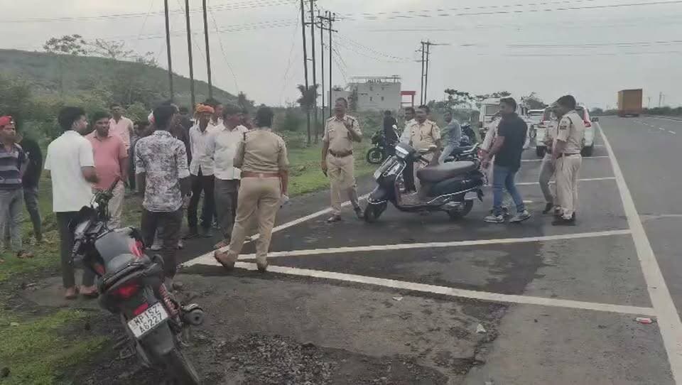 #साईखेड़ा तिग्गडा #फोरलाईन पर सीमेन्ट से भरा ट्रक पलटा । #सानौधा थाना प्रभारी #उपमा #सिंह #स्टाफ सहित मौके पर । घायलो को भेजा #जिला #चिकित्सालय सागर ।