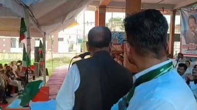 तारा सिंह नेगी के यूकेडी जॉइन करने से कांग्रेस सकते में। पहले से ही कमजोर कांग्रेस को एक बड़ा झटका। वरिष्ठ नेता एवम पूर्व ज्येष्ठ प्रमुख देवेंद्र बिष्ट, पूर्व जिला पंचायत महेंद्र चौधरी भीयूकेडी में शामिल। तारा के समर्थन में बड़ी से संख्या लोगों ने दोनों हाथों से समर्थन किया। राजनैतिक जानकारों का मानना है प्रकाश जोशी के गढ़ में यह उनके ही पूर्व सलाहकार ने पलीता लगवा दिया ।साथ ही कई पंचायत प्रतिनिधियों को भी साथ में ले गए। #ukd #Congress #बीजेपी #kashisinghaeri #ukd