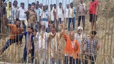 रेलवे अंडरब्रिज निर्माण से खहरा गांव का संपर्क बाधित, ग्रामीणों का फूटा आक्रोश
एक माह से रास्ता बंद होने का आरोप, बीमारों और आमजन को हो रही भारी परेशानी
प्रशासन और रेलवे को चेतावनी—समाधान नहीं हुआ तो रेलवे ट्रैक पर होगा धरना
✒️रिपोर्ट राजेश बाँदा
बांदा (उत्तर प्रदेश) जिले के मटौंध थाना क्षेत्र स्थित ग्राम खहरा के ग्रामीणों ने रेलवे विभाग और जिला प्रशासन के खिलाफ विरोध प्रदर्शन किया। ग्रामीणों का आरोप है कि रेलवे अंडरब्रिज निर्माण कार्य के दौरान गांव का मुख्य संपर्क मार्ग बंद कर दिया गया है, जिससे पिछले लगभग एक महीने से गांव का आवागमन गंभीर रूप से प्रभावित है। ग्रामीणों का कहना है कि कई बार शिकायत करने के बावजूद अब तक समस्या का समाधान नहीं किया गया है।
बांदा जनपद के मटौंध थाना क्षेत्र के ग्राम खहरा में रेलवे द्वारा अंडरब्रिज निर्माण कार्य के चलते ग्रामीणों का मुख्य रास्ता बंद होने का मामला अब तूल पकड़ता जा रहा है। रविवार को बड़ी संख्या में ग्रामीणों ने रेलवे विभाग और जिला प्रशासन के खिलाफ प्रदर्शन कर अपनी नाराजगी जाहिर की।
ग्रामीणों का कहना है कि जिस मार्ग से वर्षों से गांव के लोग बांदा शहर और आसपास के क्षेत्रों में आवागमन करते रहे हैं, उसी रास्ते को निर्माण कार्य के दौरान पूरी तरह बंद कर दिया गया। बरसात शुरू होने के बाद स्थिति और गंभीर हो गई है। लोगों का आरोप है कि गांव का संपर्क लगभग कट गया है, जिससे रोजमर्रा की आवश्यक वस्तुओं की आपूर्ति प्रभावित हो रही है और बीमार मरीजों को अस्पताल तक पहुंचाने में भी कठिनाइयों का सामना करना पड़ रहा है।
ग्राम निवासी सुरेंद्र सिंह ने बताया कि इस संबंध में दो बार जिलाधिकारी बांदा को प्रार्थना पत्र दिया जा चुका है। इसके अलावा रेलवे विभाग के विभिन्न अधिकारियों को भी शिकायत भेजी गई है, लेकिन अब तक कोई प्रभावी कार्रवाई नहीं हुई।
प्रदर्शन कर रहे ग्रामीणों ने चेतावनी दी कि यदि जल्द वैकल्पिक मार्ग उपलब्ध नहीं कराया गया अथवा समस्या का समाधान नहीं किया गया, तो वे रेलवे ट्रैक पर बैठकर धरना-प्रदर्शन करेंगे। उनका कहना है कि ऐसी स्थिति में रेल यातायात प्रभावित होता है तो इसकी जिम्मेदारी प्रशासन और रेलवे विभाग की होगी।
हालांकि, इस मामले में रेलवे विभाग या जिला प्रशासन की ओर से इस संबंध में कोई आधिकारिक प्रतिक्रिया सामने नहीं आई है। यदि प्रशासन की ओर से कोई स्पष्टीकरण जारी किया जाता है तो उसे भी प्रमुखता से प्रकाशित किया जाएगा।
सार्वजनिक निर्माण कार्यों के दौरान स्थानीय नागरिकों की आवाजाही बाधित न हो, इसके लिए वैकल्पिक मार्ग उपलब्ध कराना प्रशासनिक योजना का महत्वपूर्ण हिस्सा माना जाता है। खहरा गांव के मामले में अब सभी की निगाहें जिला प्रशासन और रेलवे विभाग की अगली कार्रवाई पर टिकी हैं कि ग्रामीणों की समस्याओं का समाधान किस प्रकार किया जाता है।
🟥 एनडी न्यूज़ प्रशासन और रेलवे विभाग से अपील करता है कि जनहित को सर्वोच्च प्राथमिकता देते हुए ग्रामीणों के आवागमन के लिए तत्काल सुरक्षित वैकल्पिक मार्ग उपलब्ध कराया जाए।साथ ही ग्रामीणों से भी अपील है कि अपने लोकतांत्रिक अधिकारों का प्रयोग शांतिपूर्ण और कानून के दायरे में रहकर करें,ताकि समस्या का समाधान संवाद और प्रशासनिक हस्तक्षेप से हो सके।
जनहित में सुझाव
ग्रामीणों की शिकायतों का समयबद्ध निस्तारण किया जाए।
रेलवे एवं जिला प्रशासन नियमित जनसुनवाई कर स्थानीय समस्याओं का समाधान करें।
किसी भी विरोध प्रदर्शन को शांतिपूर्ण और कानूनी तरीके से आयोजित करें।
👇👇
#NDNews #दैनिकनिष्पक्षधारा #Banda #Mataundh #Khahra #Railway #UnderBridge #PublicIssue #RailwayDepartment #DistrictAdministration #BreakingNews #UttarPradesh #JanAndolan
👇👇👇
@dgpup
@RSSorg
@UPGovt
@RSSgeet
@wpl1090
@Uppolice
@MIB_India
@PMOIndia
@HMOIndia
@VHPDigital
@InfoDeptUP
@myogioffice
@homeupgov
@CMOUP_RC
@CMOfficeUP
@ChiefSecyUP
@ChiefSecyUP
@MahantYogiG
@UpPolicemitra
@BajrangDalOrg
@UPPViralCheck
@rashtrapatibhvn
@112UttarPradesh
@UPMahilakalyan
@myogiadityanath
@RailMinIndia
@RailwayNorthern
@drmprayagraj
👇👇
🟥 ND NEWS | दैनिक निष्पक्ष धारा
मुख्य संपादक / संस्थापक: राजन सिंह हाड़ा
सह-संपादक: शालिनी सिंह भदौरिया
📍 कार्यालय-3: U158, हीरा स्वीट्स के पास, विकास मार्ग, लक्ष्मी नगर, पूर्वी दिल्ली, पिन कोड – 110092 (NCR)
📍 कार्यालय-2: विधानसभा रोड, बर्लिंगटन चौराहा, लखनऊ – 226001 (UP)
📍 कार्यालय-1: 1/1 अटल बिहारी चौराहा, नियर बर्मा चौराहा, फतेहपुर – 212601 (UP)
📅 दिनांक: 05 जुलाई 2026
📆 दिन: रविवार
📧 Email: ndnewschannel@gmail.com
📞 मोबाइल: 9696119696