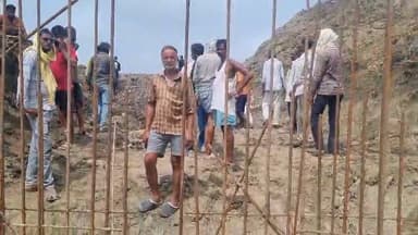 रेलवे अंडरब्रिज निर्माण से खहरा गांव का संपर्क बाधित, ग्रामीणों का फूटा आक्रोश
एक माह से रास्ता बंद होने का आरोप, बीमारों और आमजन को हो रही भारी परेशानी
प्रशासन और रेलवे को चेतावनी—समाधान नहीं हुआ तो रेलवे ट्रैक पर होगा धरना
✒️रिपोर्ट राजेश बाँदा
बांदा (उत्तर प्रदेश) जिले के मटौंध थाना क्षेत्र स्थित ग्राम खहरा के ग्रामीणों ने रेलवे विभाग और जिला प्रशासन के खिलाफ विरोध प्रदर्शन किया। ग्रामीणों का आरोप है कि रेलवे अंडरब्रिज निर्माण कार्य के दौरान गांव का मुख्य संपर्क मार्ग बंद कर दिया गया है, जिससे पिछले लगभग एक महीने से गांव का आवागमन गंभीर रूप से प्रभावित है। ग्रामीणों का कहना है कि कई बार शिकायत करने के बावजूद अब तक समस्या का समाधान नहीं किया गया है।
बांदा जनपद के मटौंध थाना क्षेत्र के ग्राम खहरा में रेलवे द्वारा अंडरब्रिज निर्माण कार्य के चलते ग्रामीणों का मुख्य रास्ता बंद होने का मामला अब तूल पकड़ता जा रहा है। रविवार को बड़ी संख्या में ग्रामीणों ने रेलवे विभाग और जिला प्रशासन के खिलाफ प्रदर्शन कर अपनी नाराजगी जाहिर की।
ग्रामीणों का कहना है कि जिस मार्ग से वर्षों से गांव के लोग बांदा शहर और आसपास के क्षेत्रों में आवागमन करते रहे हैं, उसी रास्ते को निर्माण कार्य के दौरान पूरी तरह बंद कर दिया गया। बरसात शुरू होने के बाद स्थिति और गंभीर हो गई है। लोगों का आरोप है कि गांव का संपर्क लगभग कट गया है, जिससे रोजमर्रा की आवश्यक वस्तुओं की आपूर्ति प्रभावित हो रही है और बीमार मरीजों को अस्पताल तक पहुंचाने में भी कठिनाइयों का सामना करना पड़ रहा है।
ग्राम निवासी सुरेंद्र सिंह ने बताया कि इस संबंध में दो बार जिलाधिकारी बांदा को प्रार्थना पत्र दिया जा चुका है। इसके अलावा रेलवे विभाग के विभिन्न अधिकारियों को भी शिकायत भेजी गई है, लेकिन अब तक कोई प्रभावी कार्रवाई नहीं हुई।
प्रदर्शन कर रहे ग्रामीणों ने चेतावनी दी कि यदि जल्द वैकल्पिक मार्ग उपलब्ध नहीं कराया गया अथवा समस्या का समाधान नहीं किया गया, तो वे रेलवे ट्रैक पर बैठकर धरना-प्रदर्शन करेंगे। उनका कहना है कि ऐसी स्थिति में रेल यातायात प्रभावित होता है तो इसकी जिम्मेदारी प्रशासन और रेलवे विभाग की होगी।
हालांकि, इस मामले में रेलवे विभाग या जिला प्रशासन की ओर से इस संबंध में कोई आधिकारिक प्रतिक्रिया सामने नहीं आई है। यदि प्रशासन की ओर से कोई स्पष्टीकरण जारी किया जाता है तो उसे भी प्रमुखता से प्रकाशित किया जाएगा।
सार्वजनिक निर्माण कार्यों के दौरान स्थानीय नागरिकों की आवाजाही बाधित न हो, इसके लिए वैकल्पिक मार्ग उपलब्ध कराना प्रशासनिक योजना का महत्वपूर्ण हिस्सा माना जाता है। खहरा गांव के मामले में अब सभी की निगाहें जिला प्रशासन और रेलवे विभाग की अगली कार्रवाई पर टिकी हैं कि ग्रामीणों की समस्याओं का समाधान किस प्रकार किया जाता है।
🟥 एनडी न्यूज़ प्रशासन और रेलवे विभाग से अपील करता है कि जनहित को सर्वोच्च प्राथमिकता देते हुए ग्रामीणों के आवागमन के लिए तत्काल सुरक्षित वैकल्पिक मार्ग उपलब्ध कराया जाए।साथ ही ग्रामीणों से भी अपील है कि अपने लोकतांत्रिक अधिकारों का प्रयोग शांतिपूर्ण और कानून के दायरे में रहकर करें,ताकि समस्या का समाधान संवाद और प्रशासनिक हस्तक्षेप से हो सके।
जनहित में सुझाव
ग्रामीणों की शिकायतों का समयबद्ध निस्तारण किया जाए।
रेलवे एवं जिला प्रशासन नियमित जनसुनवाई कर स्थानीय समस्याओं का समाधान करें।
किसी भी विरोध प्रदर्शन को शांतिपूर्ण और कानूनी तरीके से आयोजित करें।
👇👇
#NDNews #दैनिकनिष्पक्षधारा #Banda #Mataundh #Khahra #Railway #UnderBridge #PublicIssue #RailwayDepartment #DistrictAdministration #BreakingNews #UttarPradesh #JanAndolan
👇👇👇
@dgpup
@RSSorg
@UPGovt
@RSSgeet
@wpl1090
@Uppolice
@MIB_India
@PMOIndia
@HMOIndia
@VHPDigital
@InfoDeptUP
@myogioffice
@homeupgov
@CMOUP_RC
@CMOfficeUP
@ChiefSecyUP
@ChiefSecyUP
@MahantYogiG
@UpPolicemitra
@BajrangDalOrg
@UPPViralCheck
@rashtrapatibhvn
@112UttarPradesh
@UPMahilakalyan
@myogiadityanath
@RailMinIndia
@RailwayNorthern
@drmprayagraj
👇👇
🟥 ND NEWS | दैनिक निष्पक्ष धारा
मुख्य संपादक / संस्थापक: राजन सिंह हाड़ा
सह-संपादक: शालिनी सिंह भदौरिया
📍 कार्यालय-3: U158, हीरा स्वीट्स के पास, विकास मार्ग, लक्ष्मी नगर, पूर्वी दिल्ली, पिन कोड – 110092 (NCR)
📍 कार्यालय-2: विधानसभा रोड, बर्लिंगटन चौराहा, लखनऊ – 226001 (UP)
📍 कार्यालय-1: 1/1 अटल बिहारी चौराहा, नियर बर्मा चौराहा, फतेहपुर – 212601 (UP)
📅 दिनांक: 05 जुलाई 2026
📆 दिन: रविवार
📧 Email: ndnewschannel@gmail.com
📞 मोबाइल: 9696119696