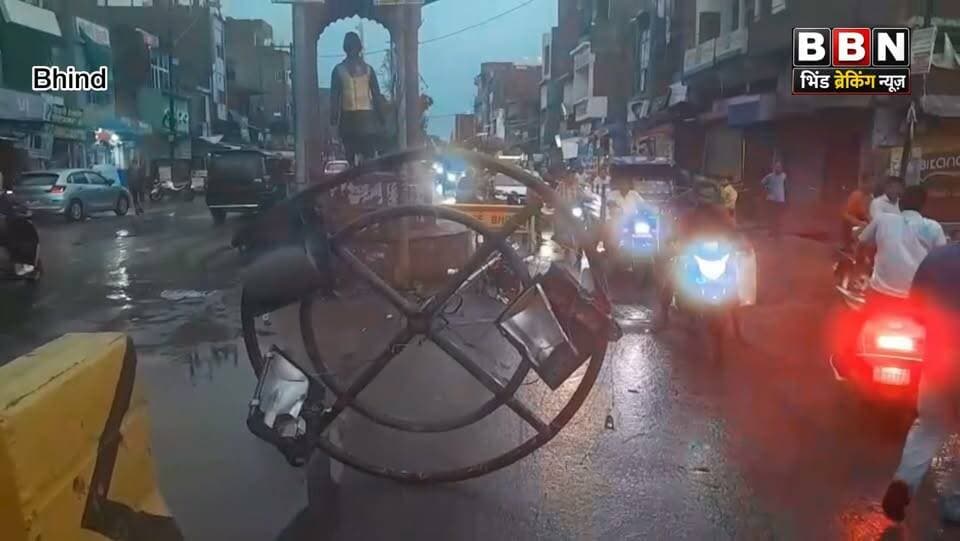भिंड के शास्त्री चौराहे पर टूटी स्ट्रीट लाइट, घंटों तक लापता रहा बिजली विभाग, लोगों ने खुद हटाया खंभा
#BhindBreakingNews #Bhind #ShastriChauraha #StreetLight #ElectricityDepartment #BreakingNews #MadhyaPradesh #TrafficUpdate #PublicSafety #LocalNews #CivicIssues #BhindNews