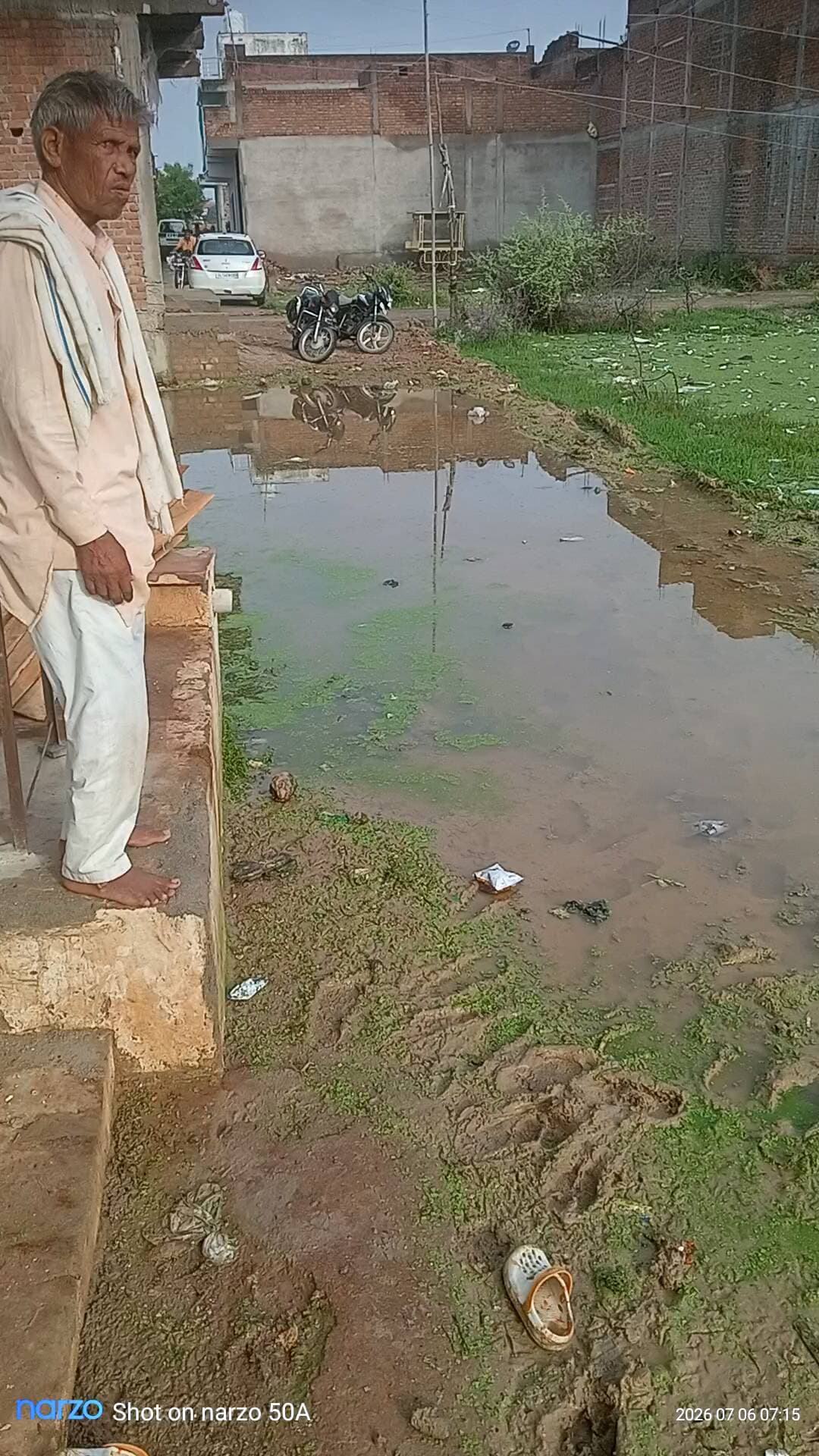 yha par bahut paani bhara hua hai koi sunbai nhi ho rhi ye jagah hai sheetal prasad colony gali no third indergarh
