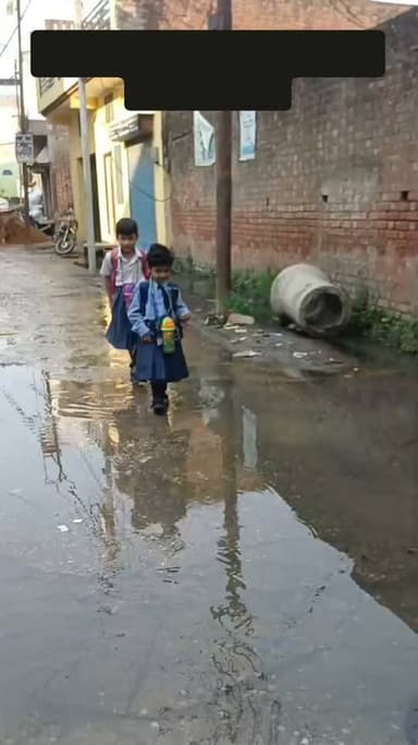सम्भल नगर के भूरे शाह रोड देहली दरवाजा सिलवेंजा हॉस्पिटल मार्ग पर सड़क पर जलभराव के बीच जहां आम जनता को आने जाने में भारी परेशानी का सामना करना पड़ रहा है तो वहीं स्कूल आने जाने वाले बच्चों को भी गंदे पानी मे होकर गुजरना पड़ रहा हैl यहां नाले का पानी निकास नही हो रहा जबकि आगे सड़क के न बन पाने की वजह से भी जगह जगह जलभराव की समस्या बनी हुई हैl गुजरने वाले रिक्शे पलट जाते है तो बाइकें फंस जाती है लोग चोटिल हो जाते हैं जबकि कारों का आना जाना को बंद हैl सड़क का और नाले का निर्माण ना होने की वजह से जलभराव की समस्या कई सालों से ज्यों की त्यों बनी हुई है और नगर पालिका व इलाके के जनप्रतिनिधि चुप्पी साधे हुए हैं कोई सुनने को तैयार नहीं हैl बरसात के समय यह समस्या विकराल रूप धारण कर लेती हैl अनेक बार वाहनों के फंसने और पलटने एवं लोगों के चोटिल होने की घटनाएं भी प्रकाश में आती रहती हैंl रोज इस रास्ते से स्कूल आने जाने वाले बच्चे जिसमें सैंट जिलानी पब्लिक स्कूल की कुo मरियम फातिमा कक्षा 01 अल नूर पब्लिक स्कूल कक्षा नर्सरी की छात्रा कुo कशिश फातिमा ने भावुक अपील सम्भल जनपद के जिलाधिकारी अंकित खण्डेलवाल से करते हुए गंदे पानी की समस्या और सड़क की समस्या के समाधान की अपील की हैl
