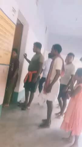 दुमका जिला मसलीया प्रखंड इस्लाम गांव में स्कूल में कुछ ग्रामीण आदमी मास्टर ड्यूटी पर रहता है उसकी मारपीट करता है